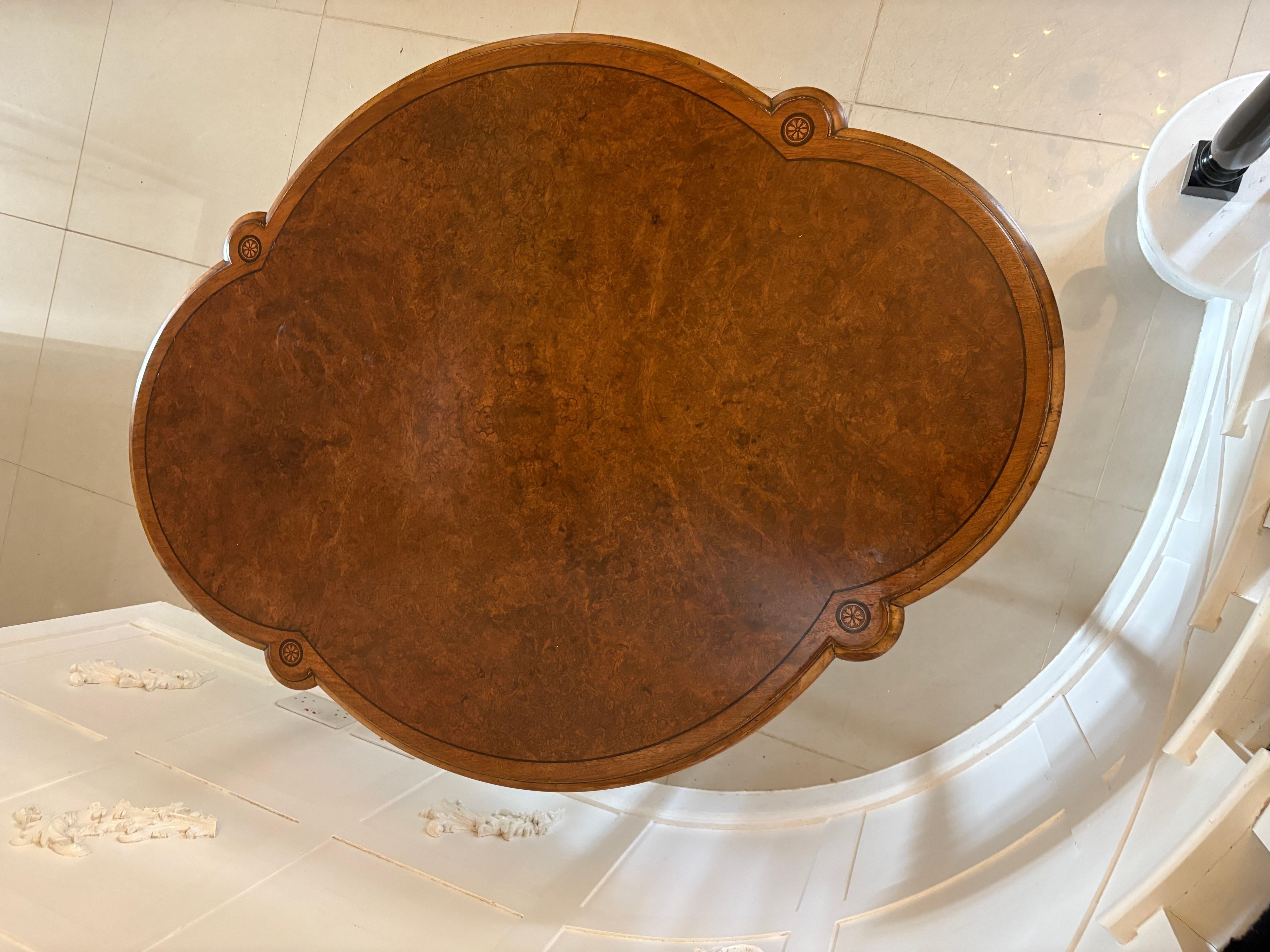 Victorien Table de centre en ronce de noyer de style victorien incrustée, d'une qualité exceptionnelle en vente