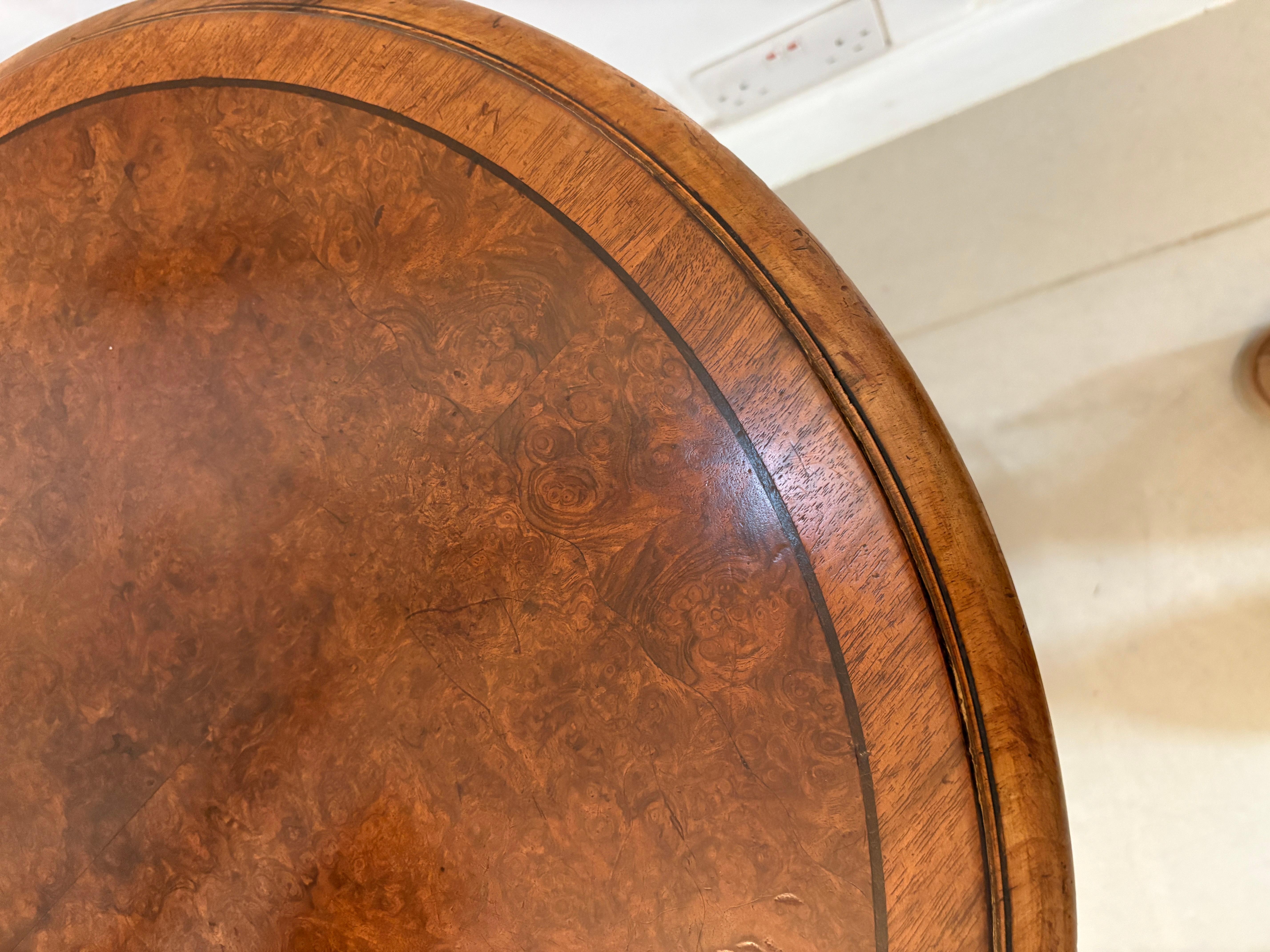 Anglais Table de centre en ronce de noyer de style victorien incrustée, d'une qualité exceptionnelle en vente