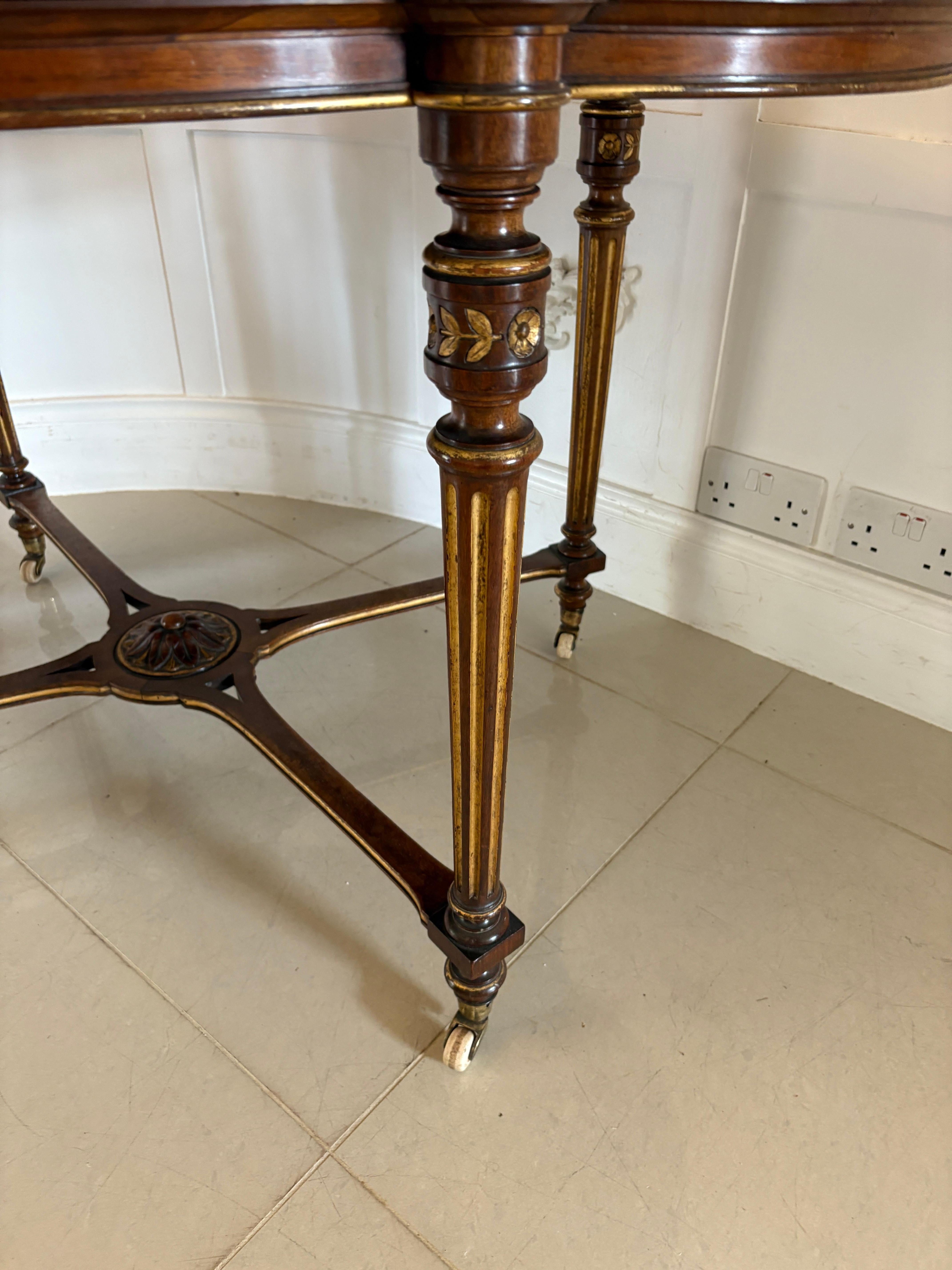 Incrusté Table de centre en ronce de noyer de style victorien incrustée, d'une qualité exceptionnelle en vente