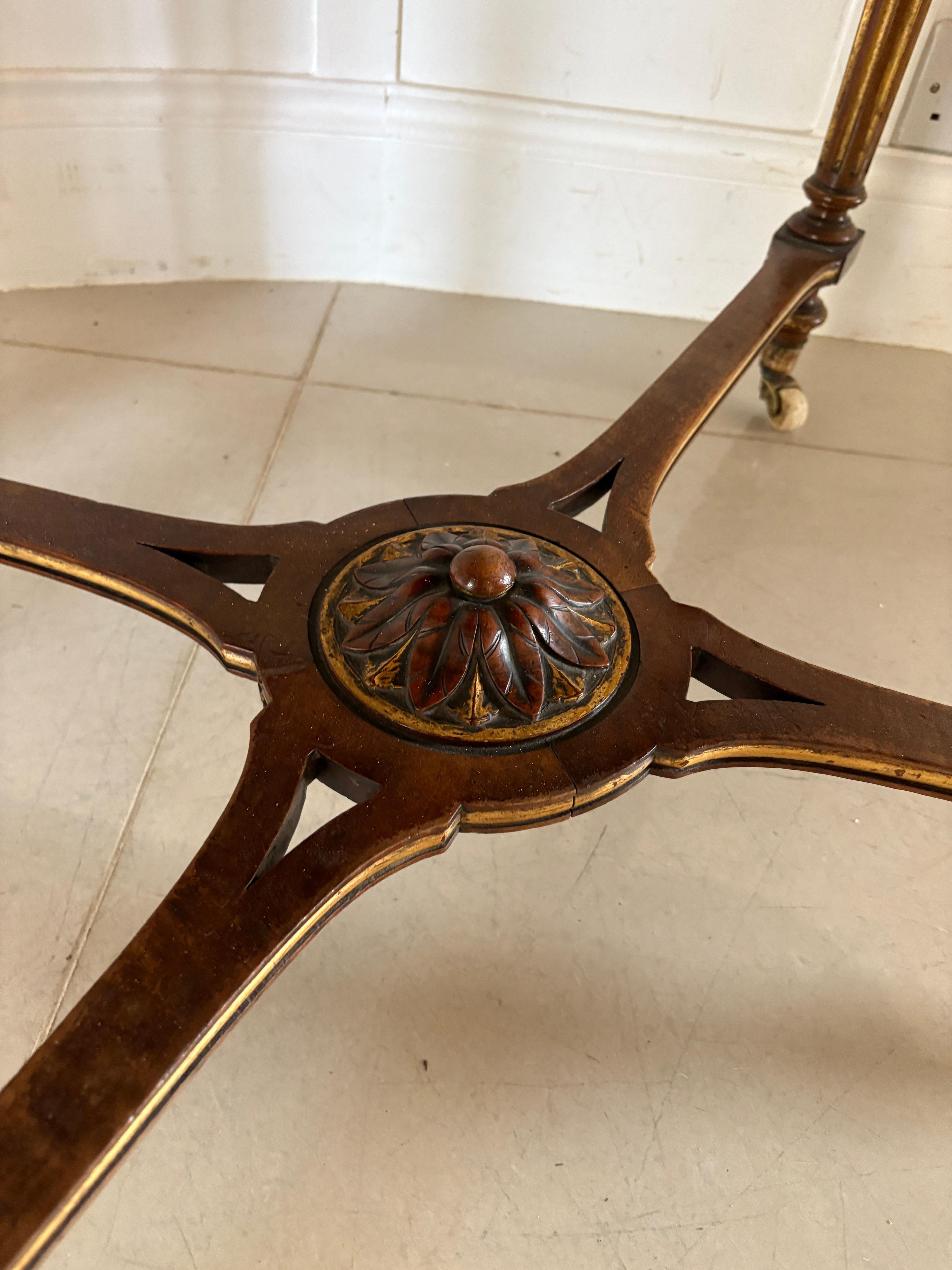 Table de centre en ronce de noyer de style victorien incrustée, d'une qualité exceptionnelle Bon état - En vente à Suffolk, GB