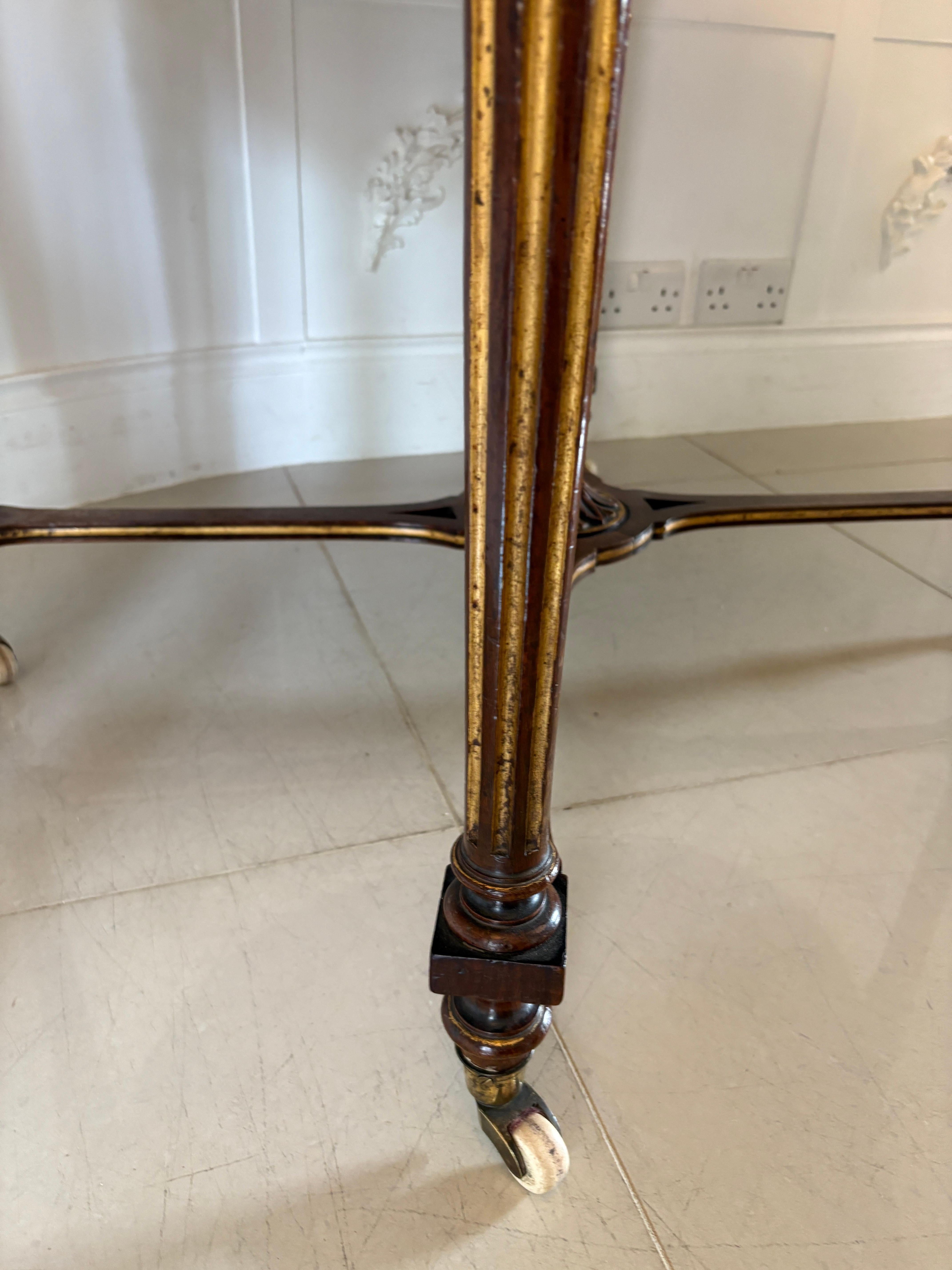 XIXe siècle Table de centre en ronce de noyer de style victorien incrustée, d'une qualité exceptionnelle en vente