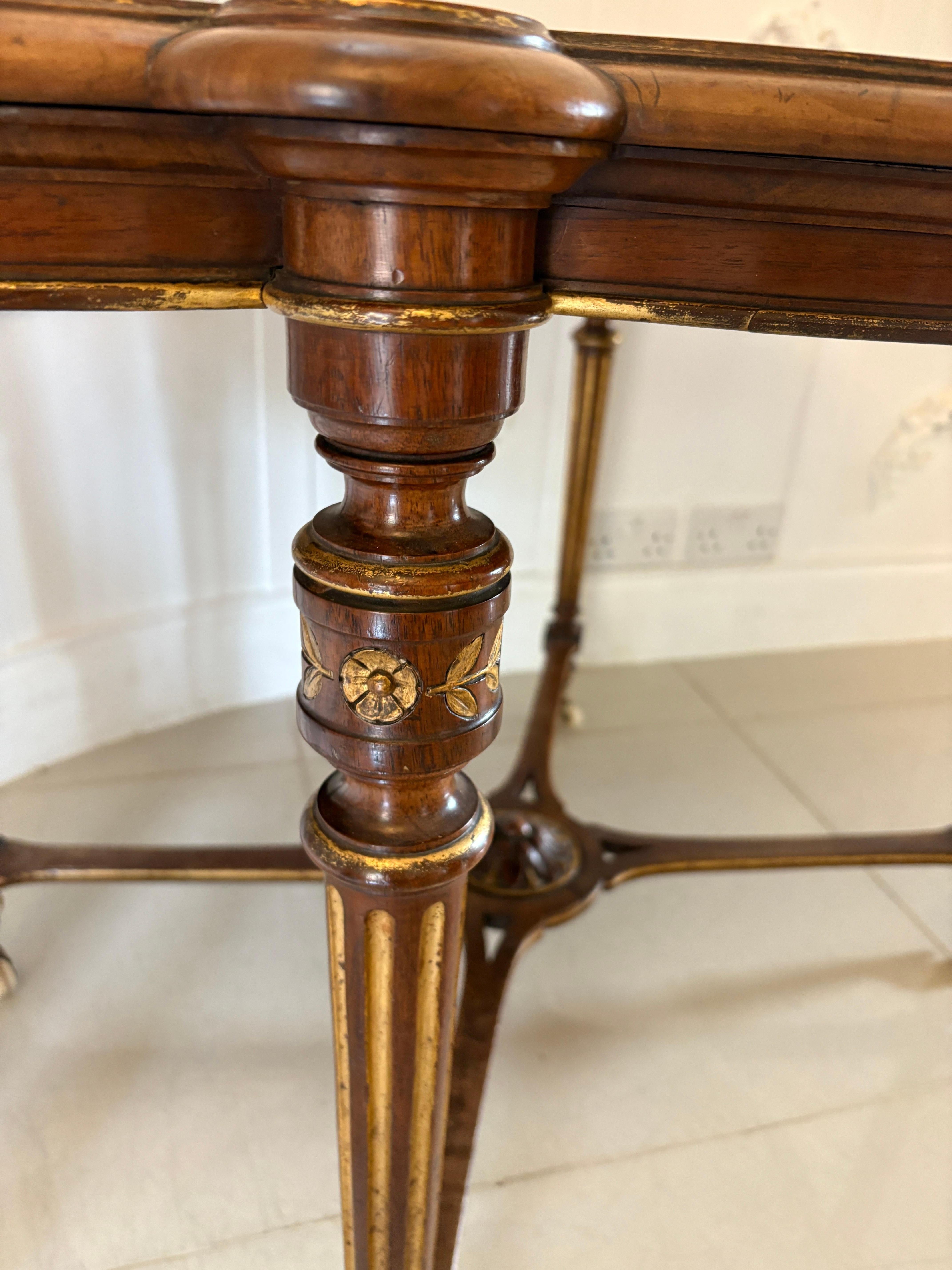 Noyer Table de centre en ronce de noyer de style victorien incrustée, d'une qualité exceptionnelle en vente