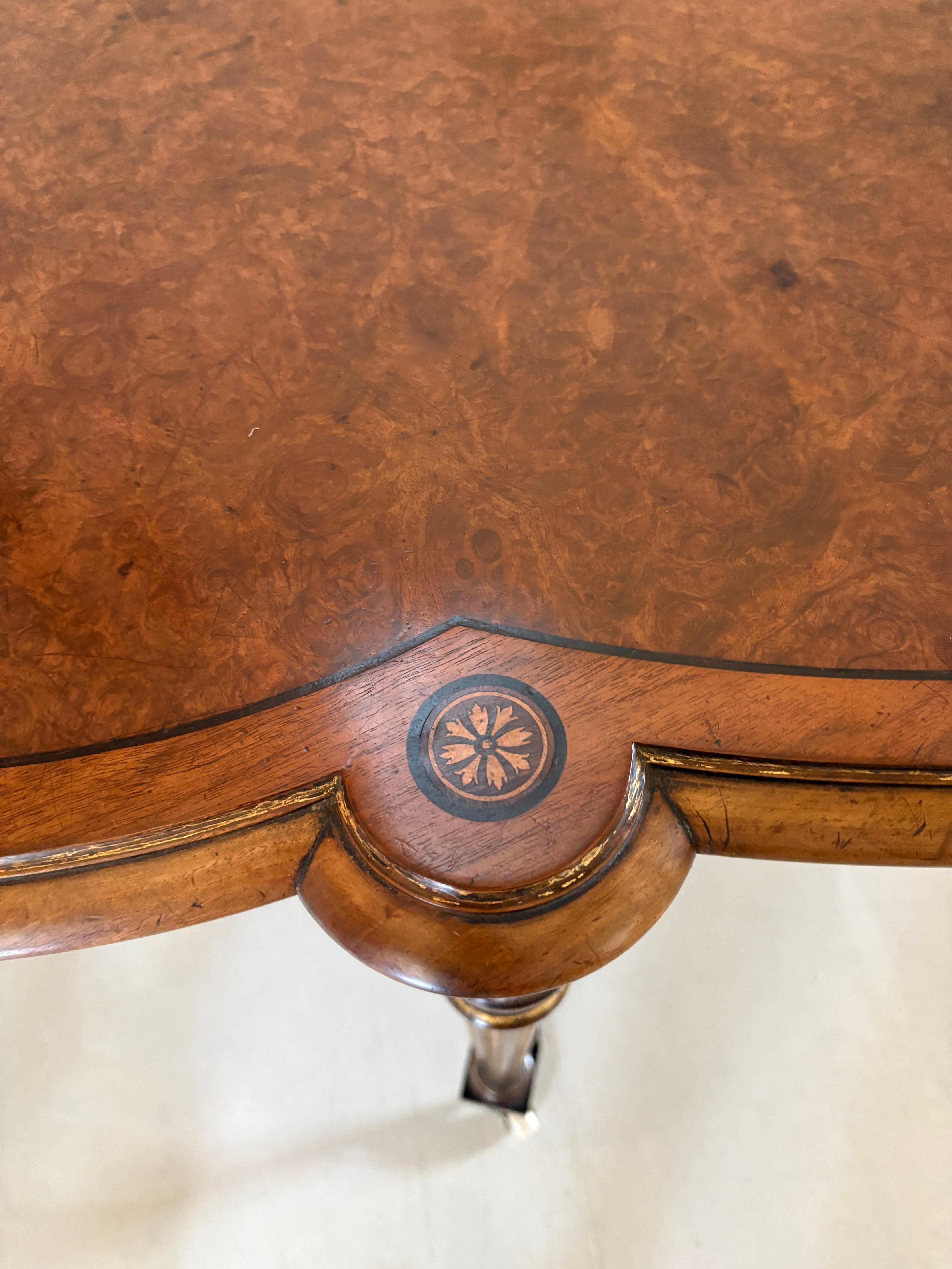 Table de centre en ronce de noyer de style victorien incrustée, d'une qualité exceptionnelle en vente 1