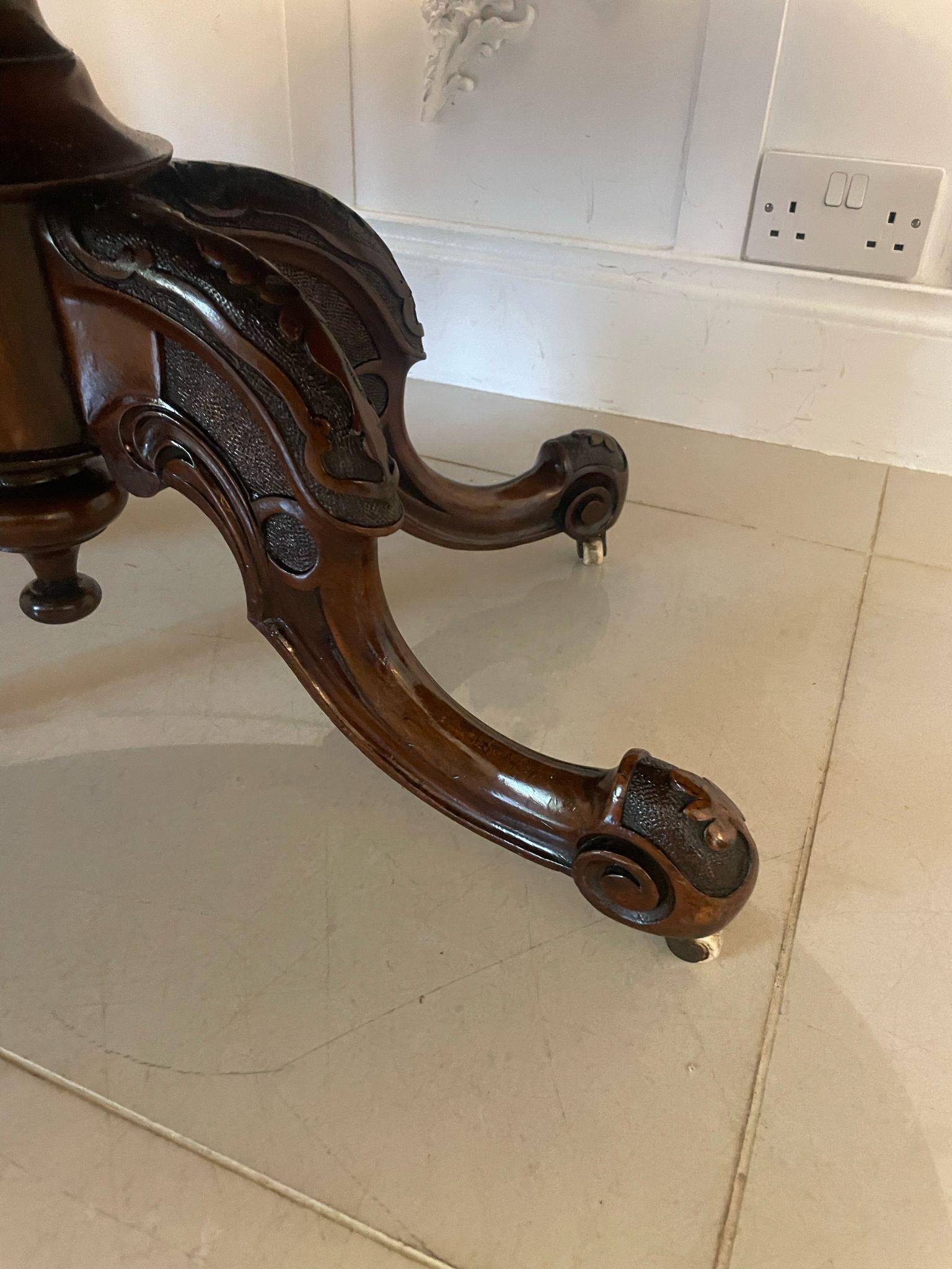 Anglais Table basse ovale en ronce de noyer de style victorien incrustée, d'une qualité exceptionnelle 