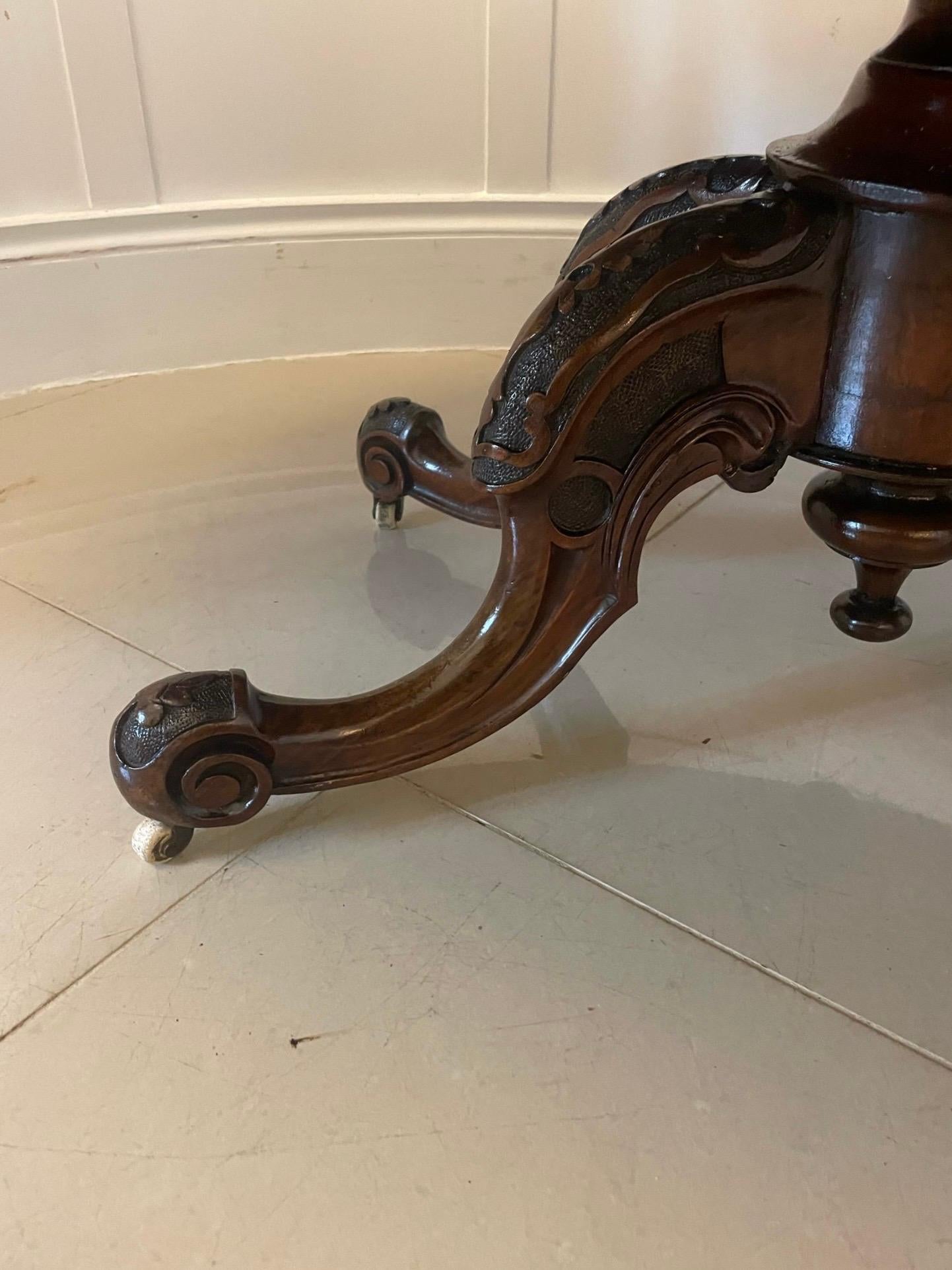 XIXe siècle Table basse ovale en ronce de noyer de style victorien incrustée, d'une qualité exceptionnelle 