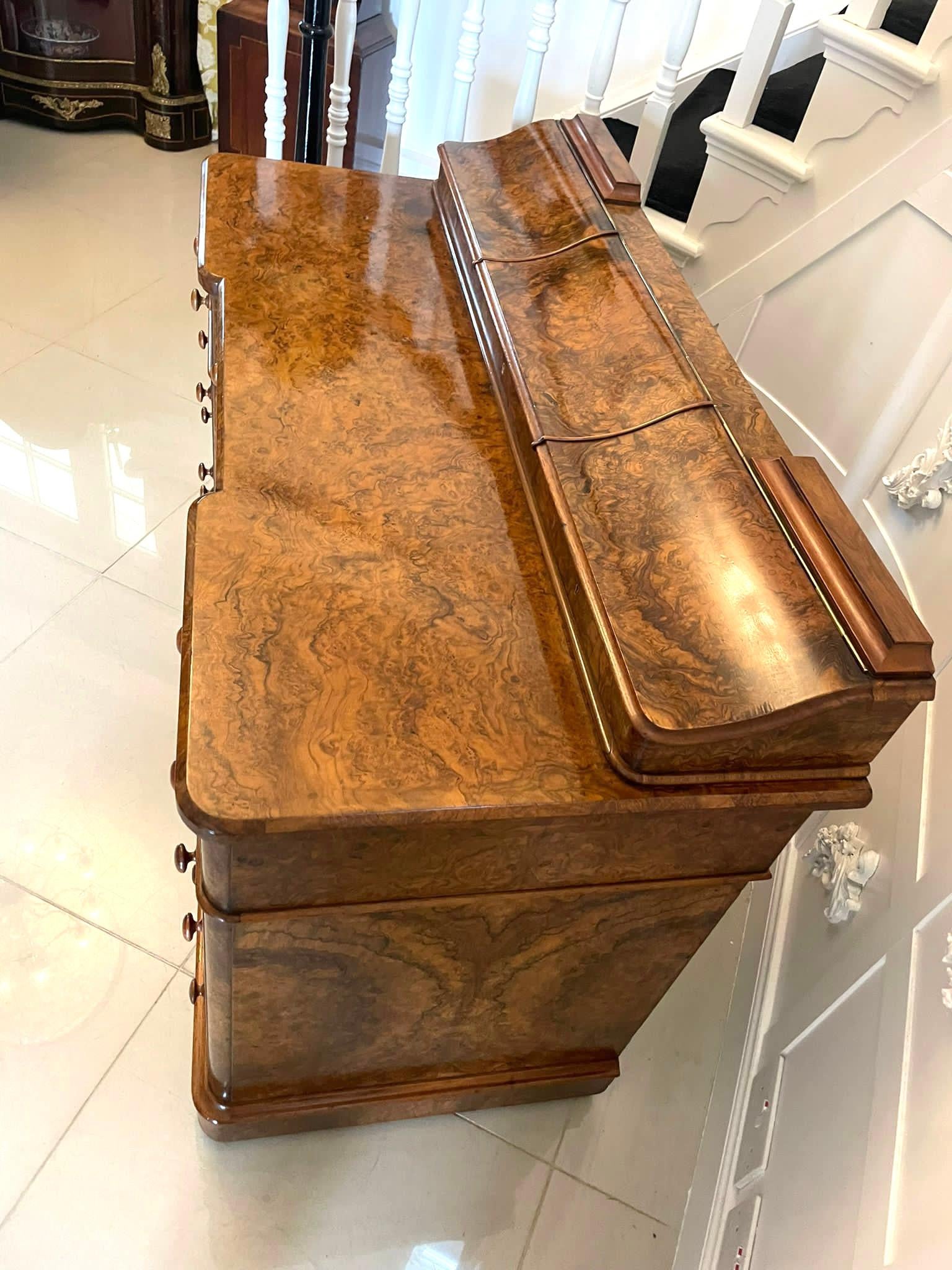 XIXe siècle Bureau à genoux en ronce de noyer de l'époque victorienne, de qualité exceptionnelle, par Maple & Co. en vente