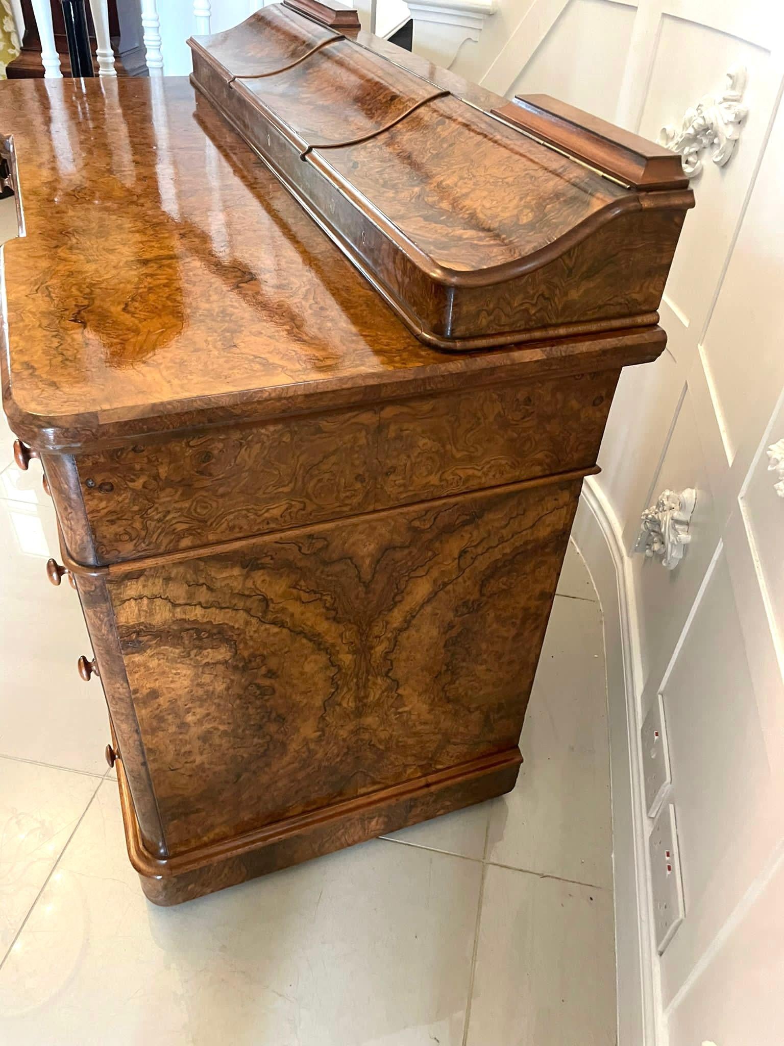 Bureau à genoux en ronce de noyer de l'époque victorienne, de qualité exceptionnelle, par Maple & Co. en vente 2