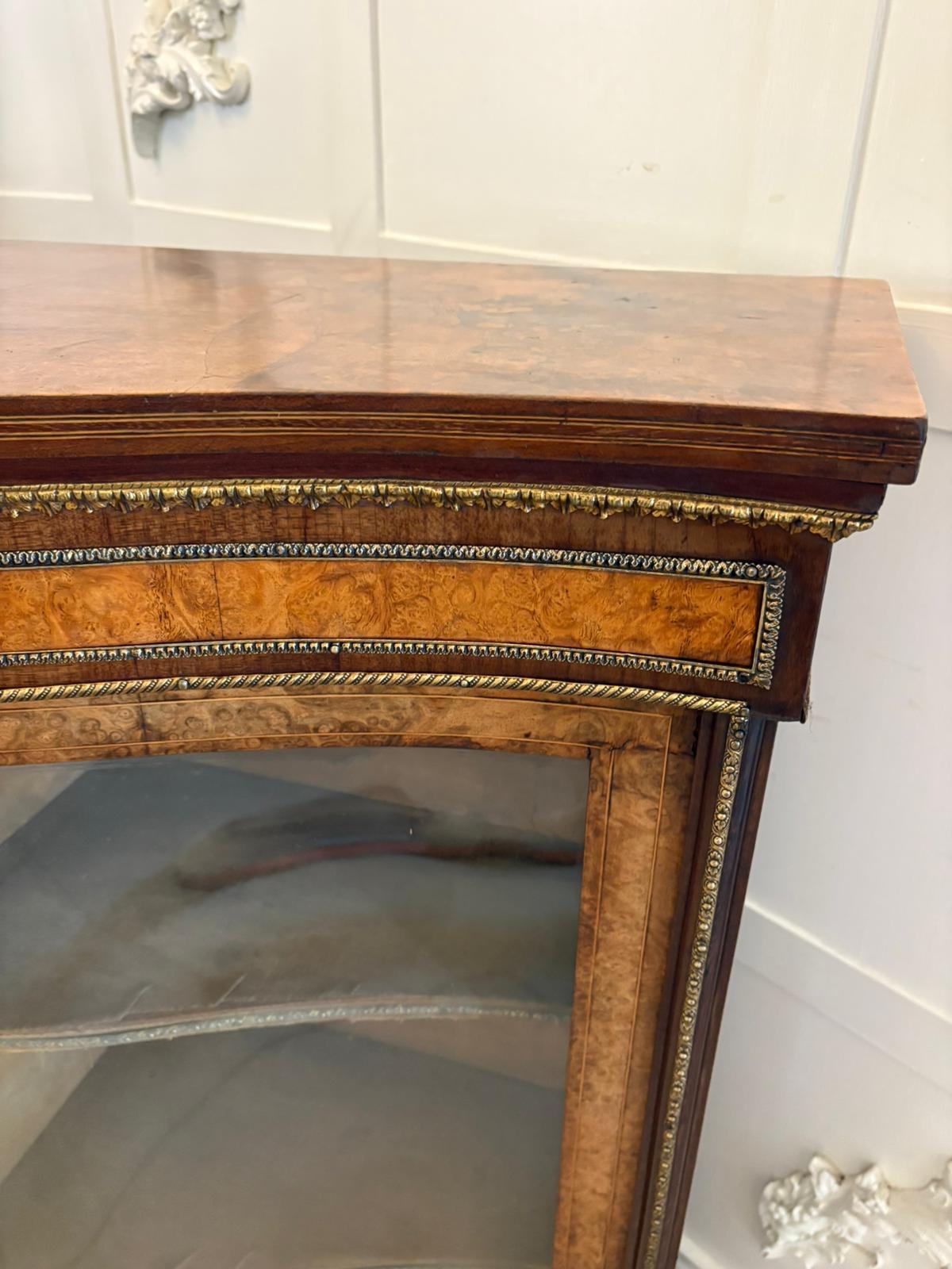 Crédence victorienne de qualité exceptionnelle en ronce de noyer ornée de bronze en vente 5