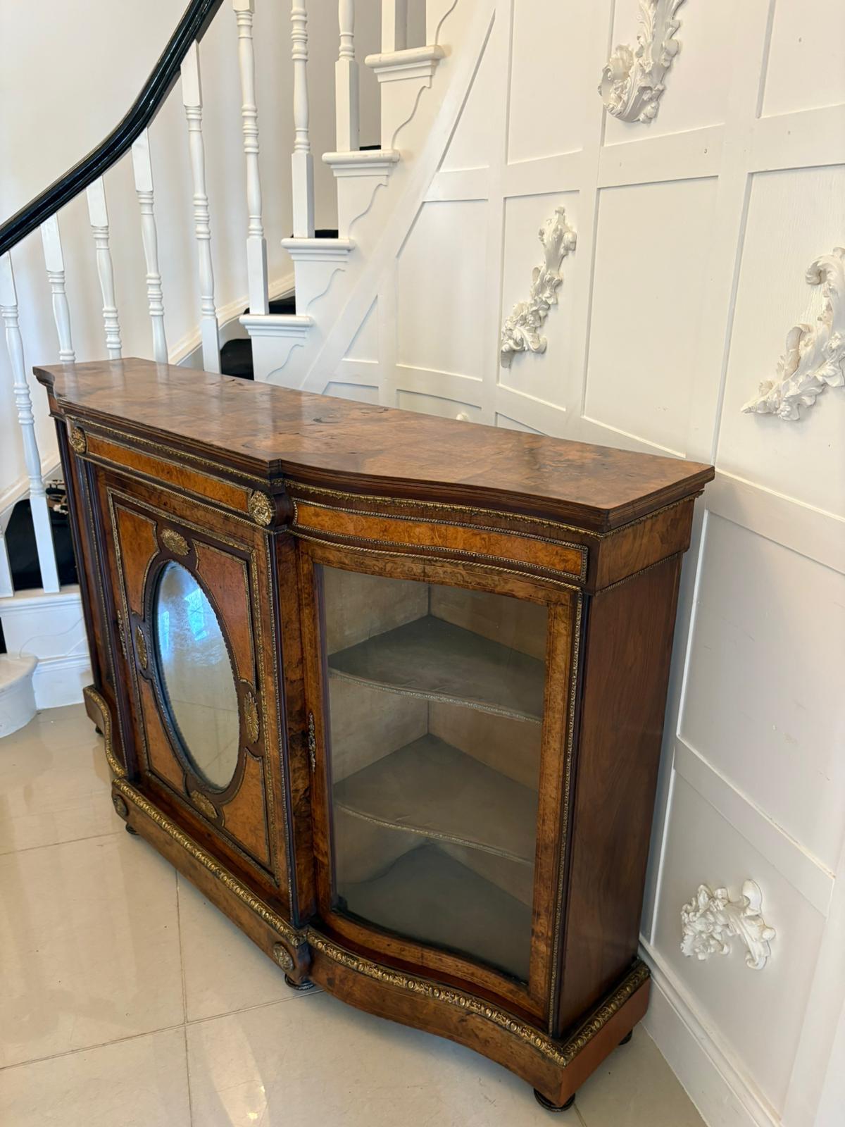 Crédence victorienne de qualité exceptionnelle en ronce de noyer ornée de bronze en vente 6