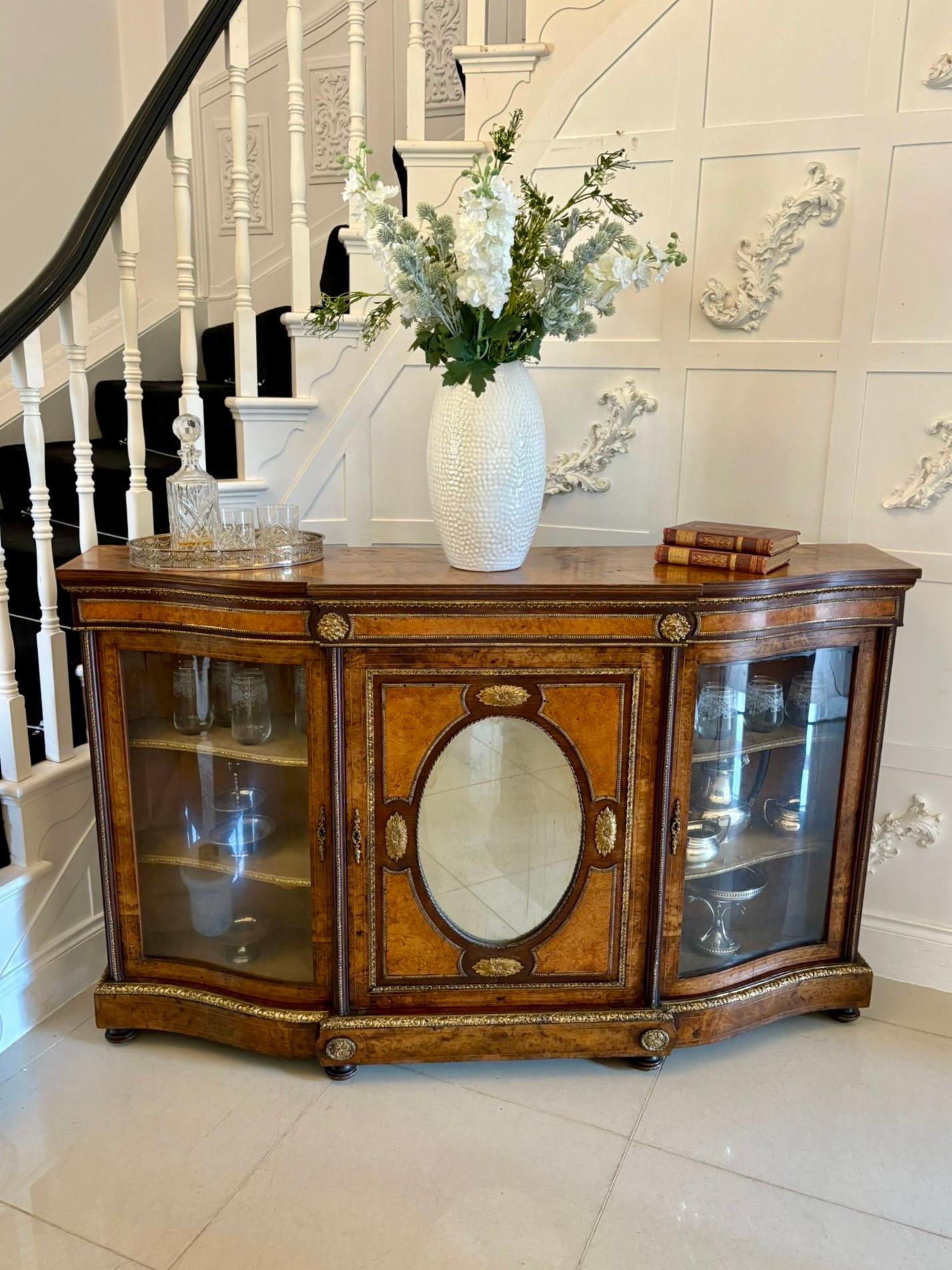 Crédence victorienne de qualité exceptionnelle en ronce de noyer ornée de bronze en vente 8