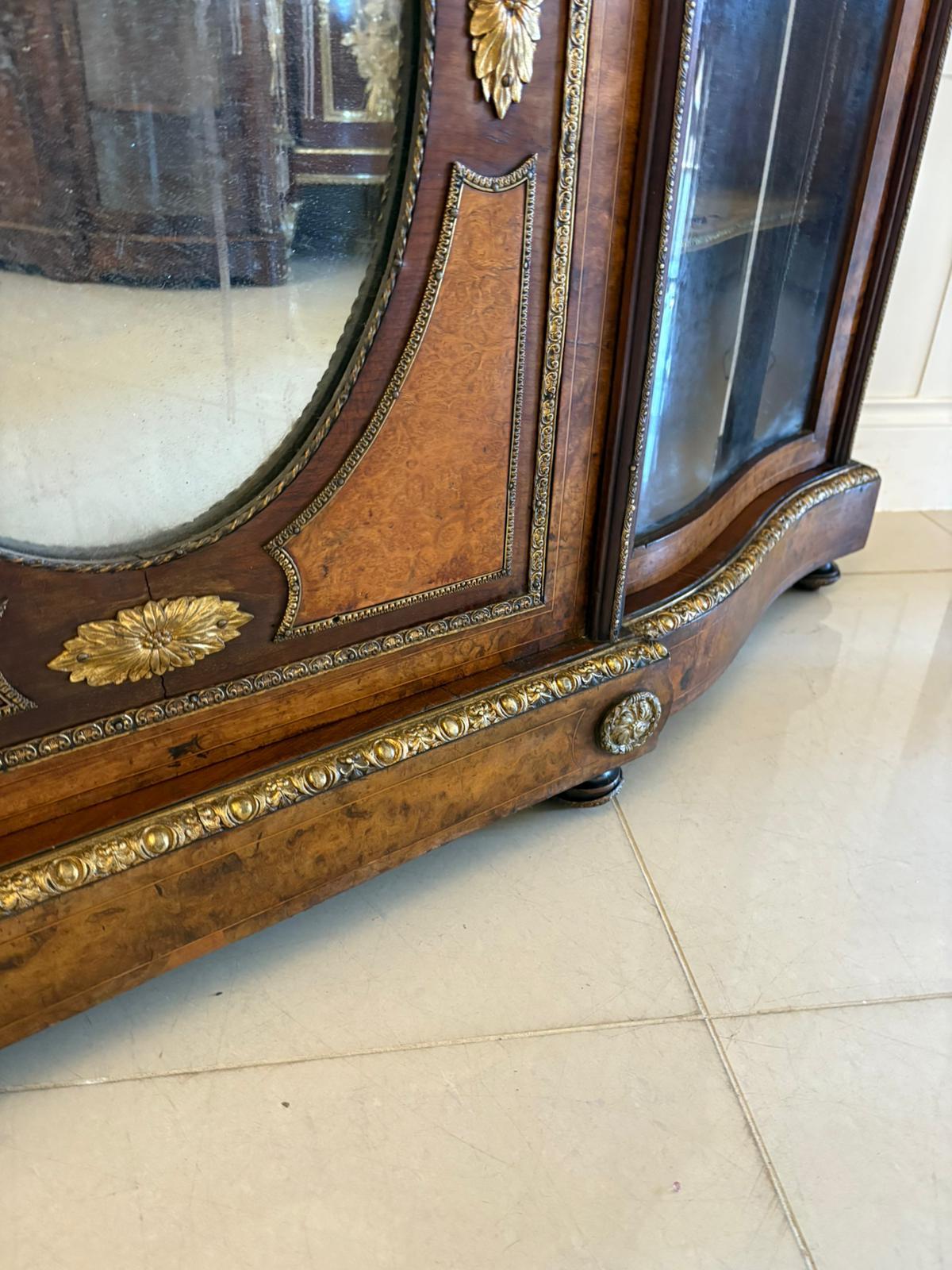 Anglais Crédence victorienne de qualité exceptionnelle en ronce de noyer ornée de bronze en vente