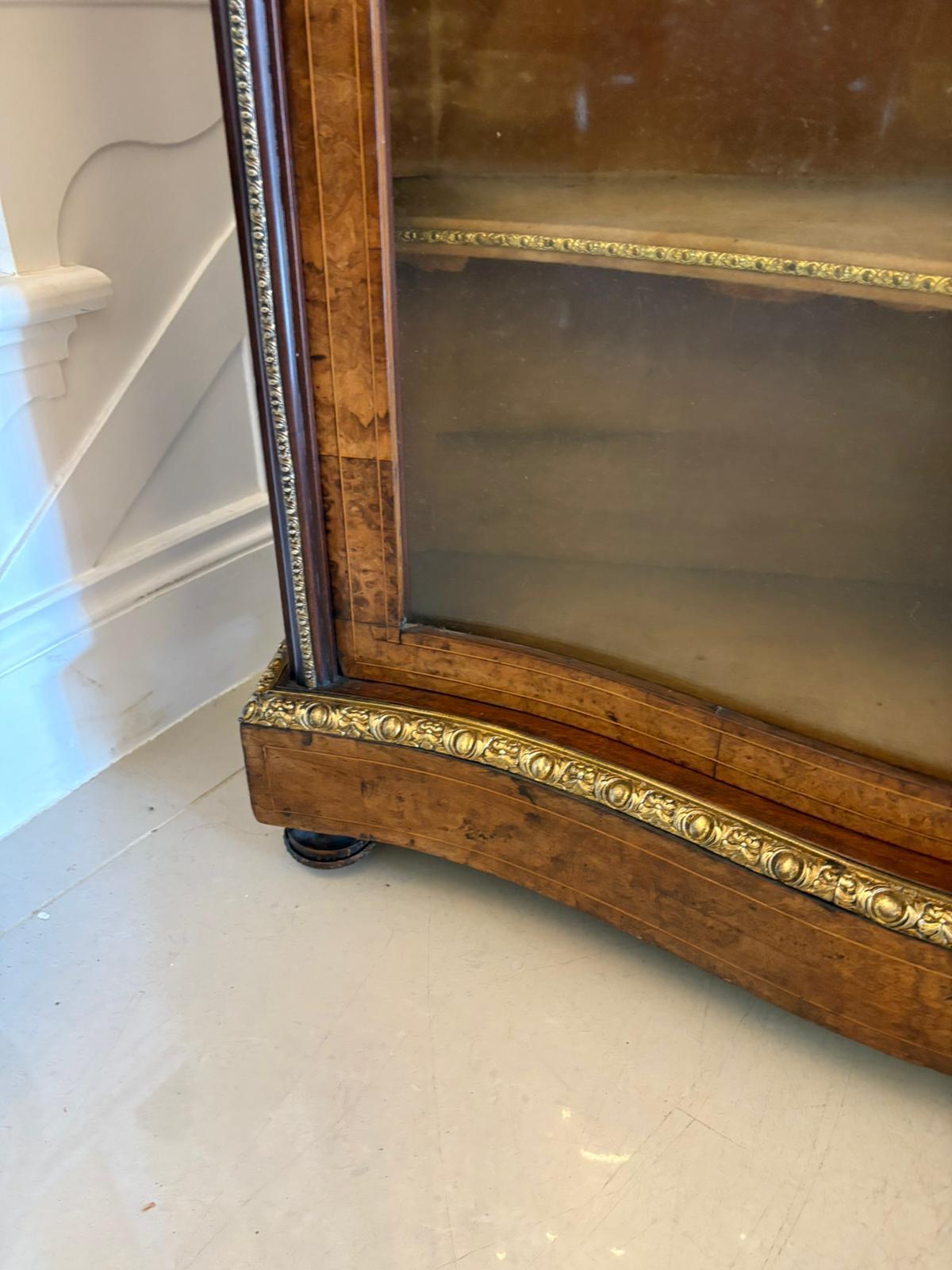 XIXe siècle Crédence victorienne de qualité exceptionnelle en ronce de noyer ornée de bronze en vente