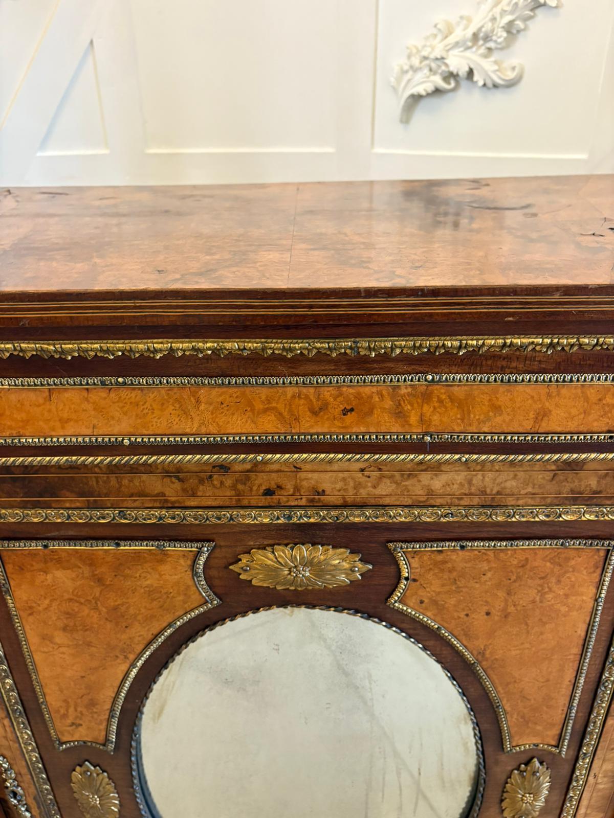 Crédence victorienne de qualité exceptionnelle en ronce de noyer ornée de bronze en vente 2