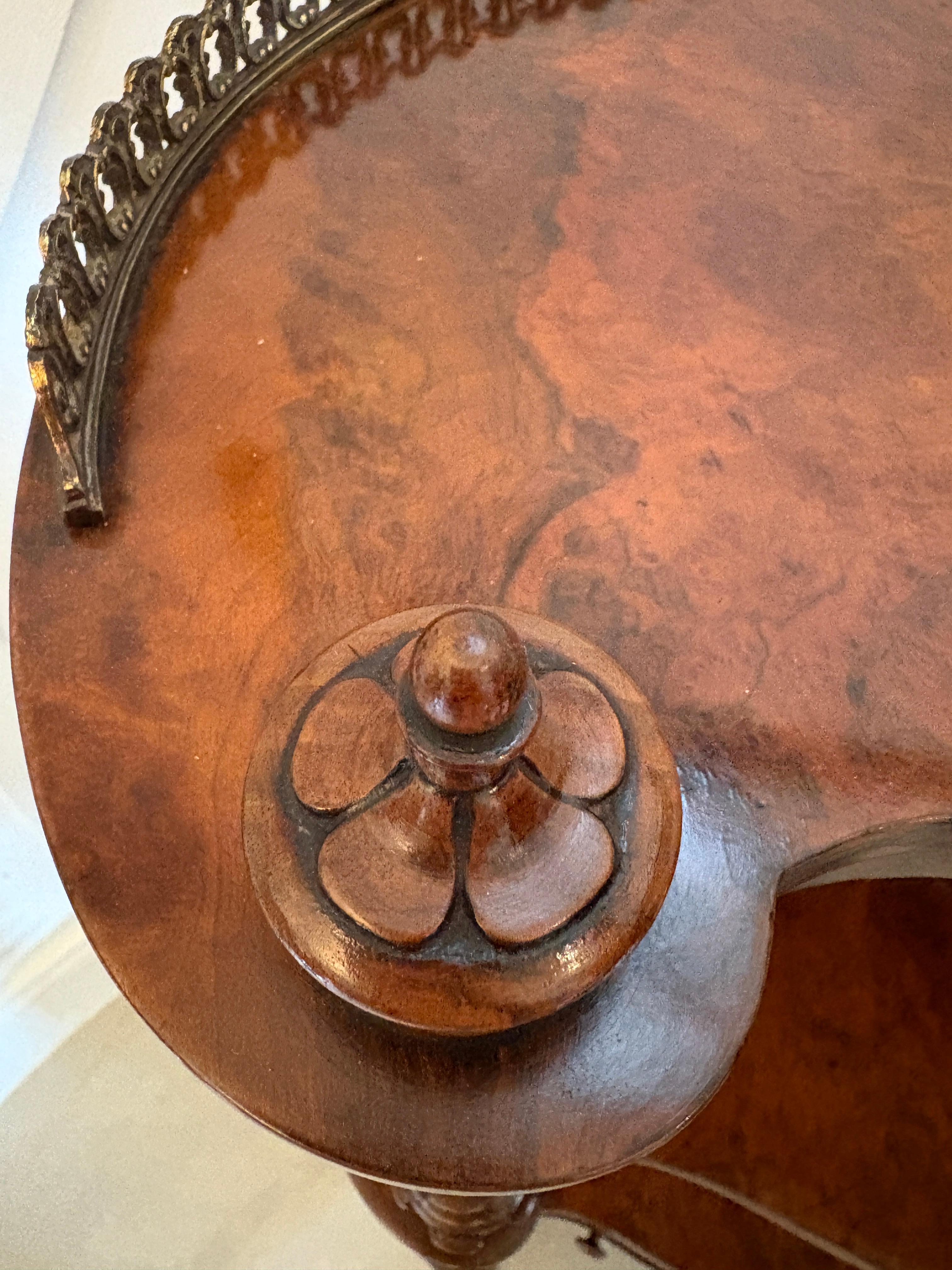 Outstanding quality antique Victorian burr walnut serpentine shaped whatnot/shelves having the original ornate gilded brass gallery above three superior quality burr walnut serpentine shaped shelves supported by turned reeded carved solid walnut