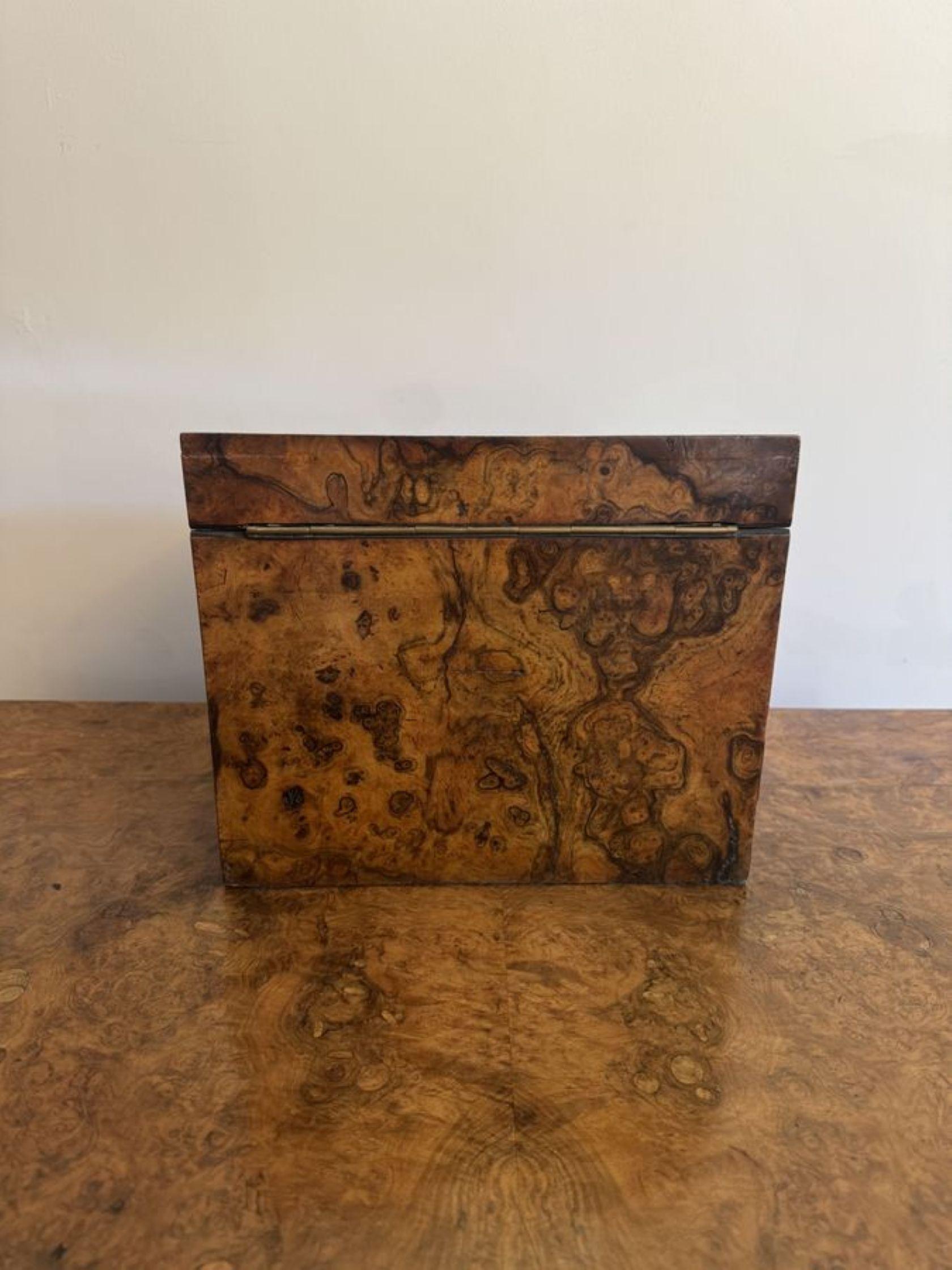 Scatola di cancelleria in radica di noce di epoca vittoriana di qualità eccezionale, con coperchio sagomato inclinato che si apre per rivelare un interno attrezzato con dieci sezioni, un vassoio aperto e il calamaio originale. Con una serratura e