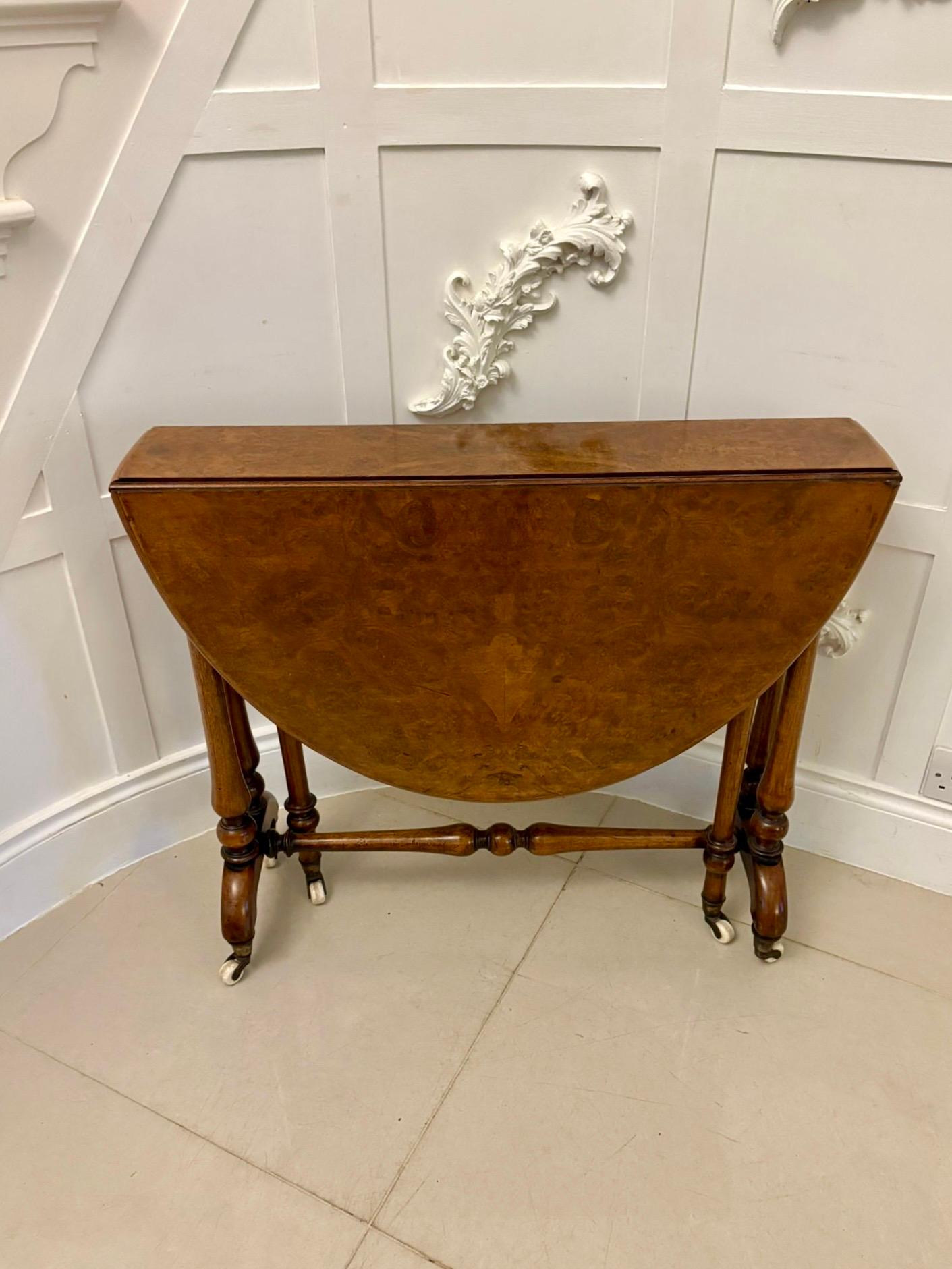 Magnifique table Sutherland en ronce de noyer de l'époque victorienne, avec un plateau en ronce de noyer de très grande qualité, deux feuilles tombantes et un bord mouluré, le tout soutenu par d'élégantes colonnes tournées et effilées, avec des