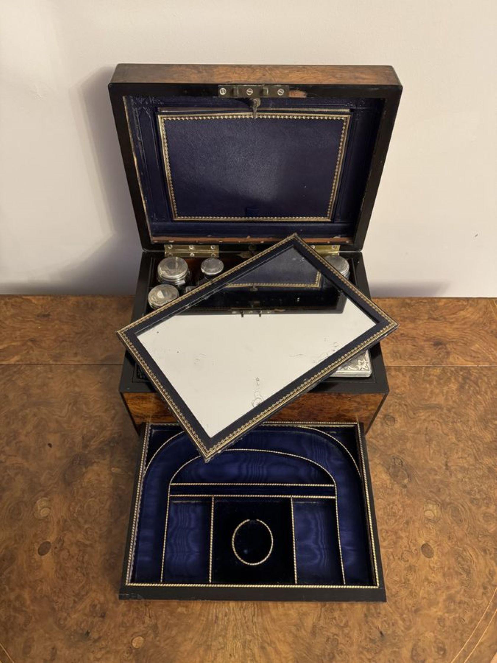 Magnifique vanity box en ronce de noyer de l'époque victorienne, avec un couvercle à soulever qui s'ouvre pour révéler un intérieur bleu avec des sections contenant diverses bouteilles et pots en verre avec des dessus en métal argenté, un plateau à