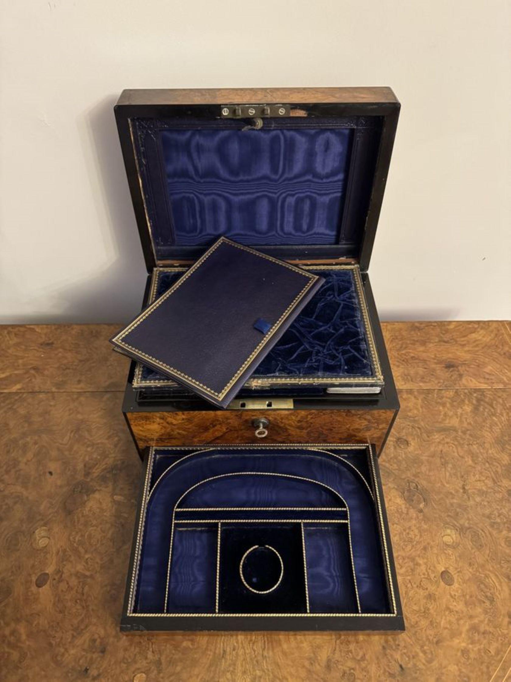 Ébénisé Coffret de toilette en ronce de noyer de l'époque victorienne de qualité exceptionnelle en vente