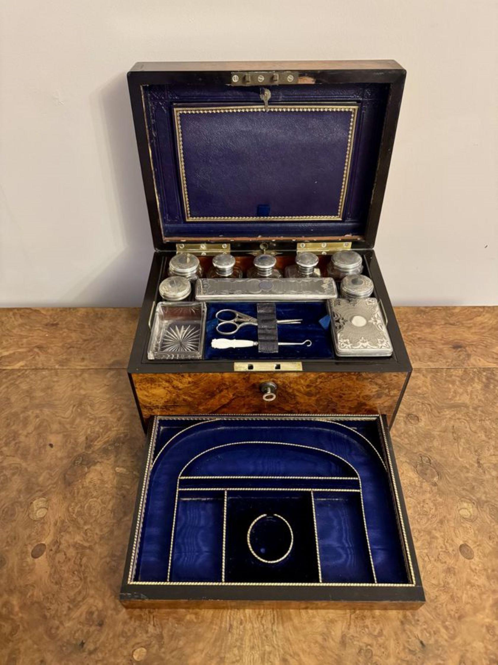 Coffret de toilette en ronce de noyer de l'époque victorienne de qualité exceptionnelle Bon état - En vente à Ipswich, GB