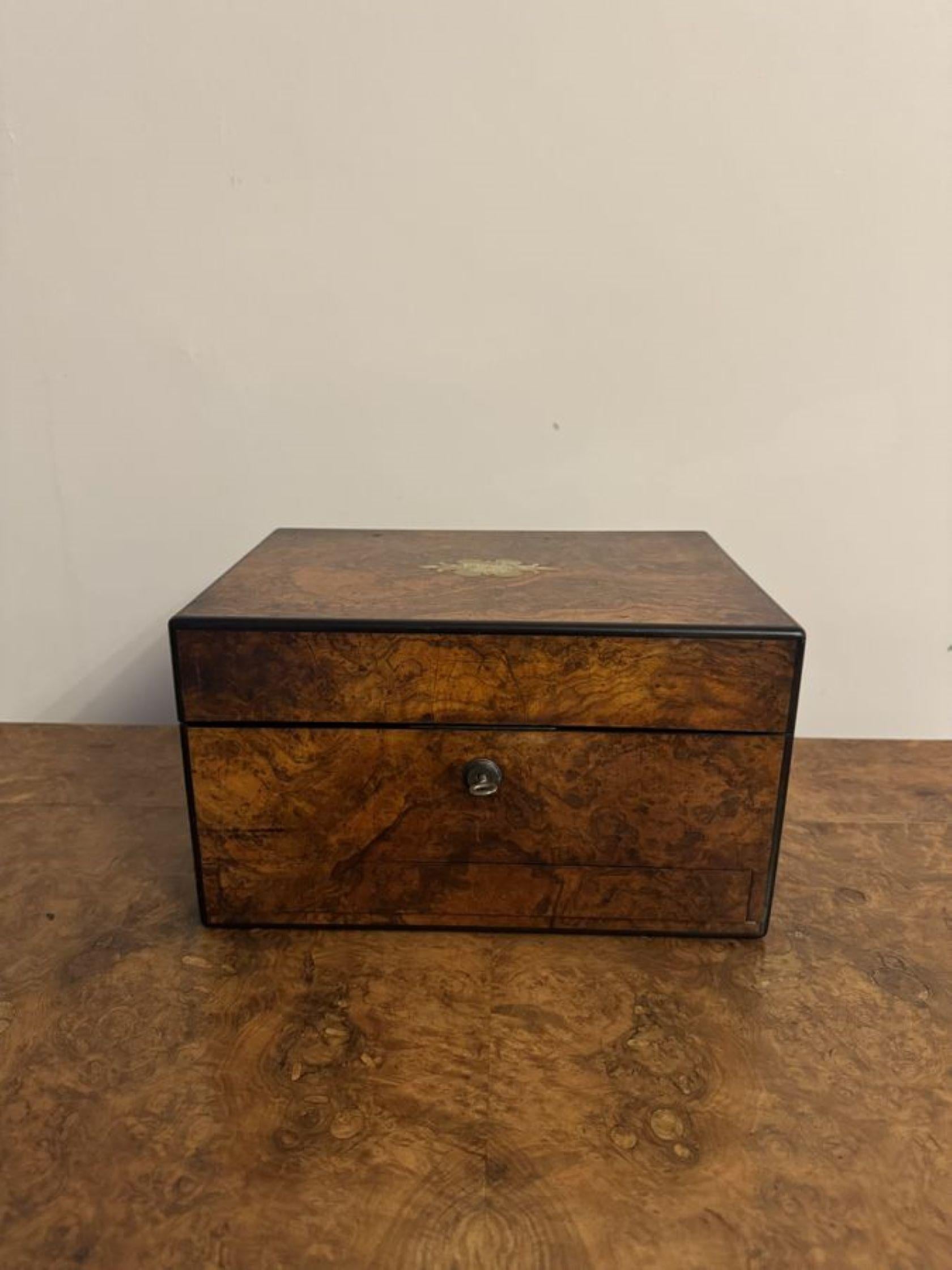 Coffret de toilette en ronce de noyer de l'époque victorienne de qualité exceptionnelle en vente 1
