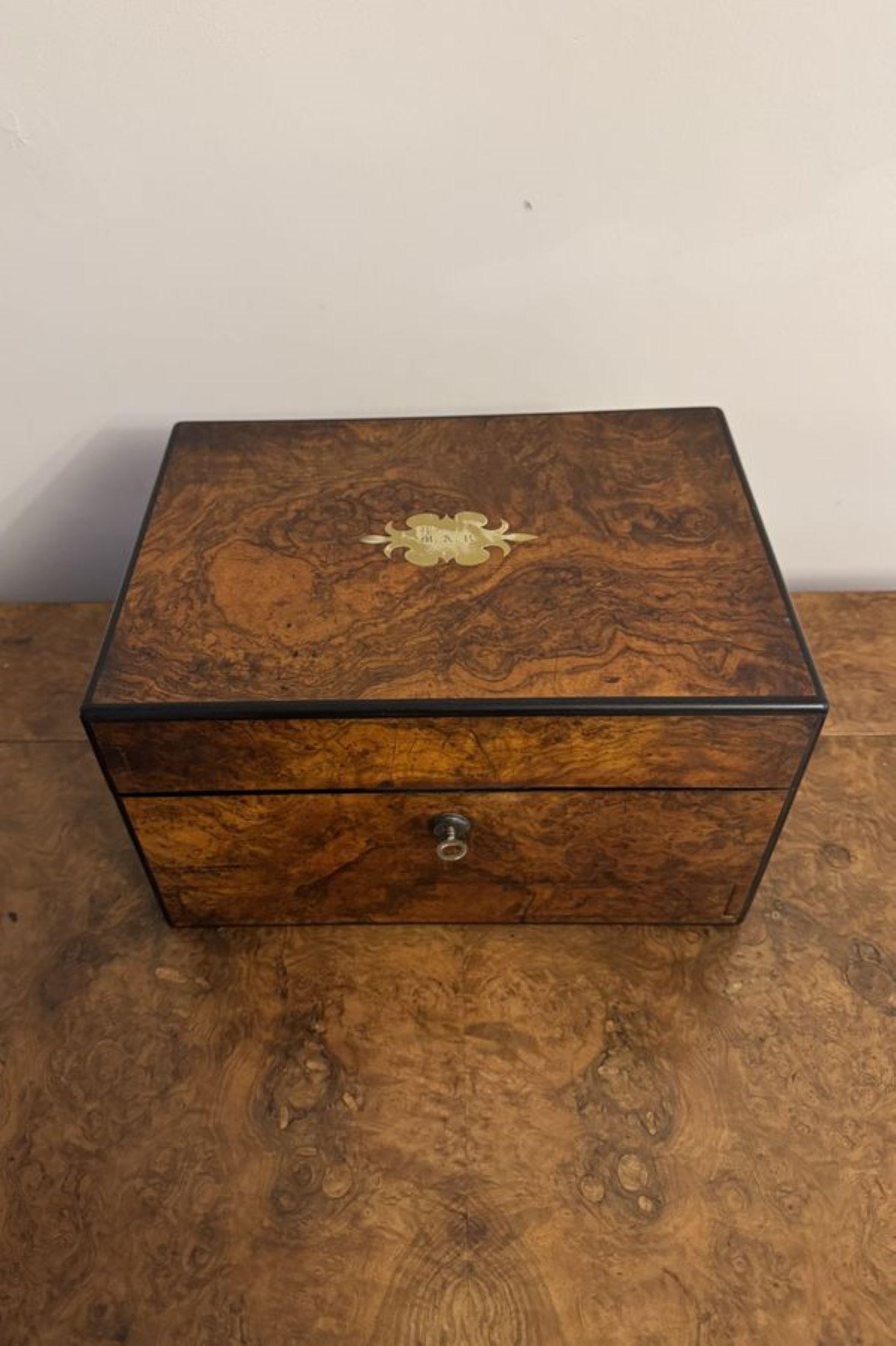 Coffret de toilette en ronce de noyer de l'époque victorienne de qualité exceptionnelle en vente 2