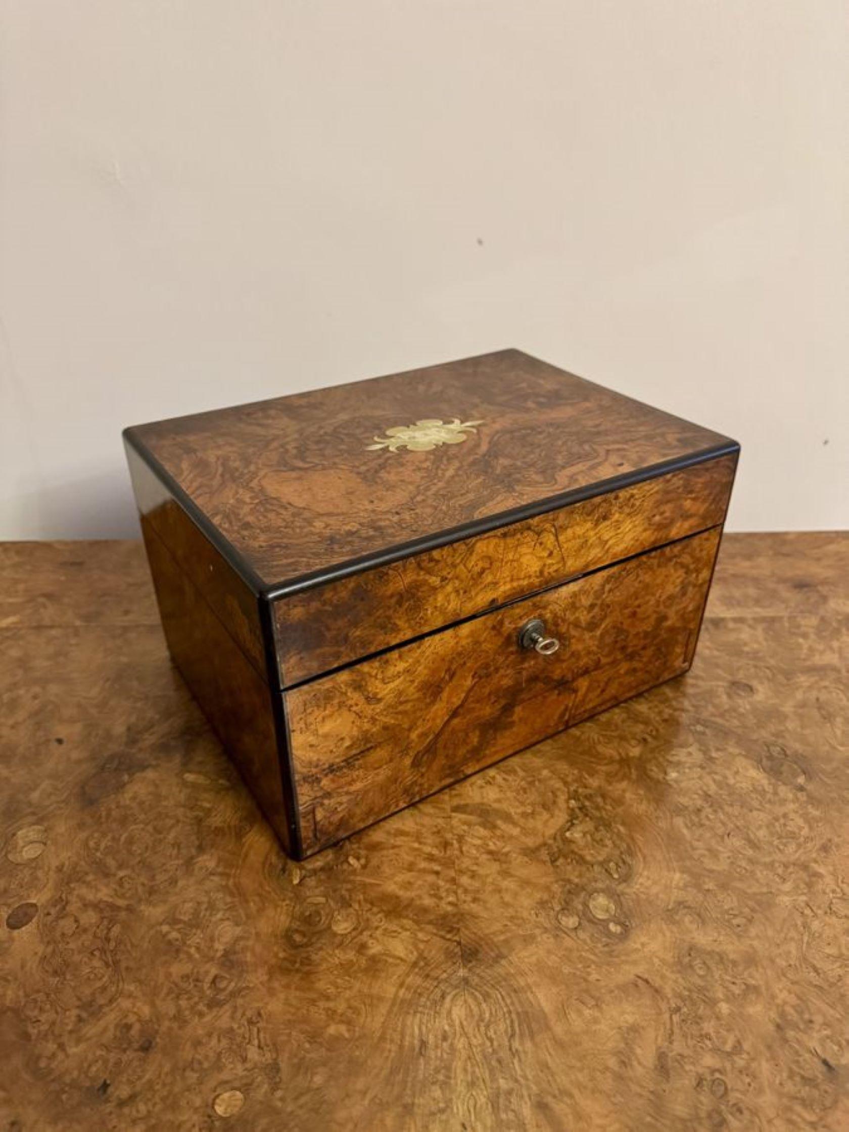 Coffret de toilette en ronce de noyer de l'époque victorienne de qualité exceptionnelle en vente 3