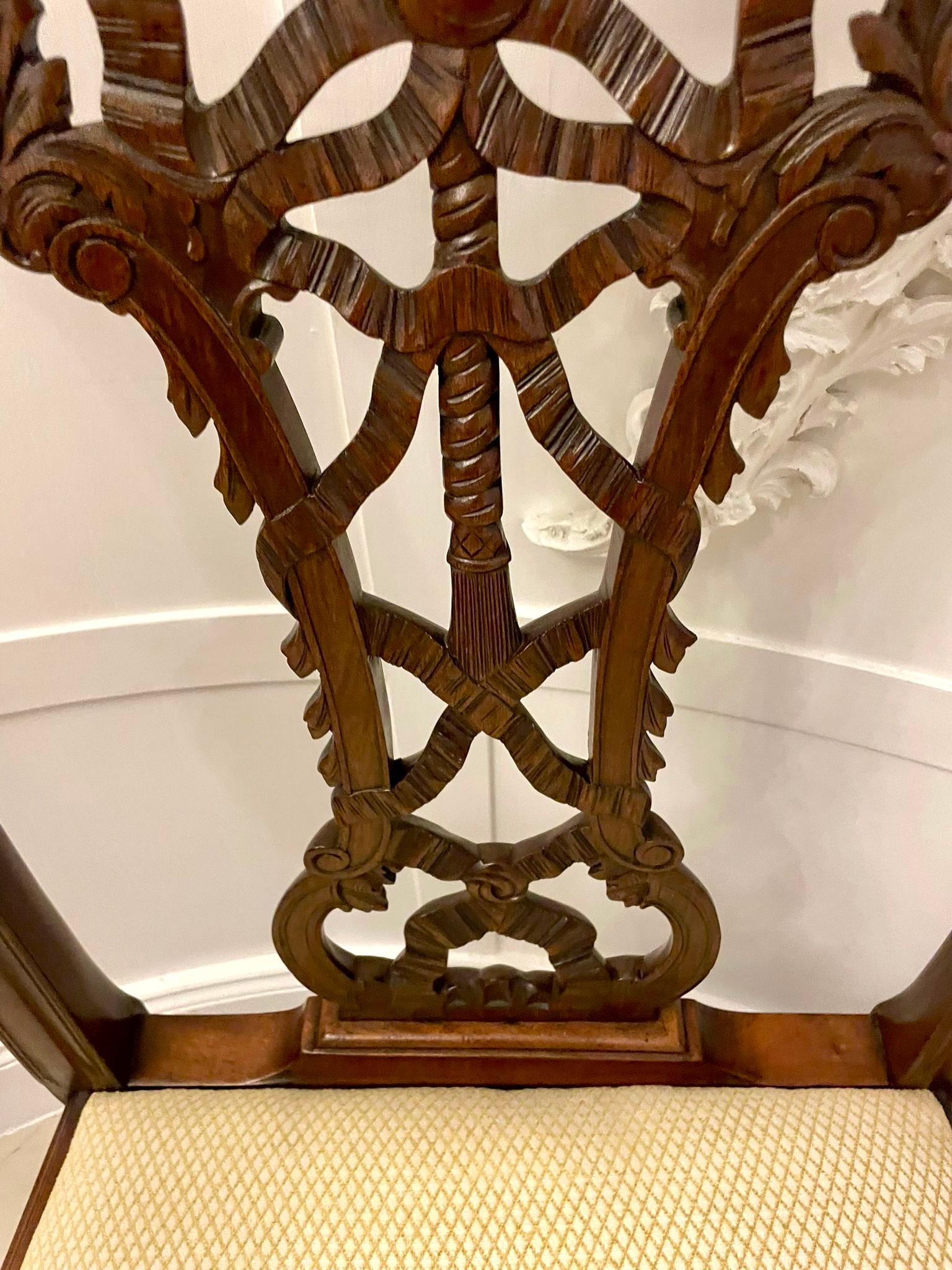 Silla de escritorio antigua victoriana de caoba tallada de calidad excepcional en venta 4