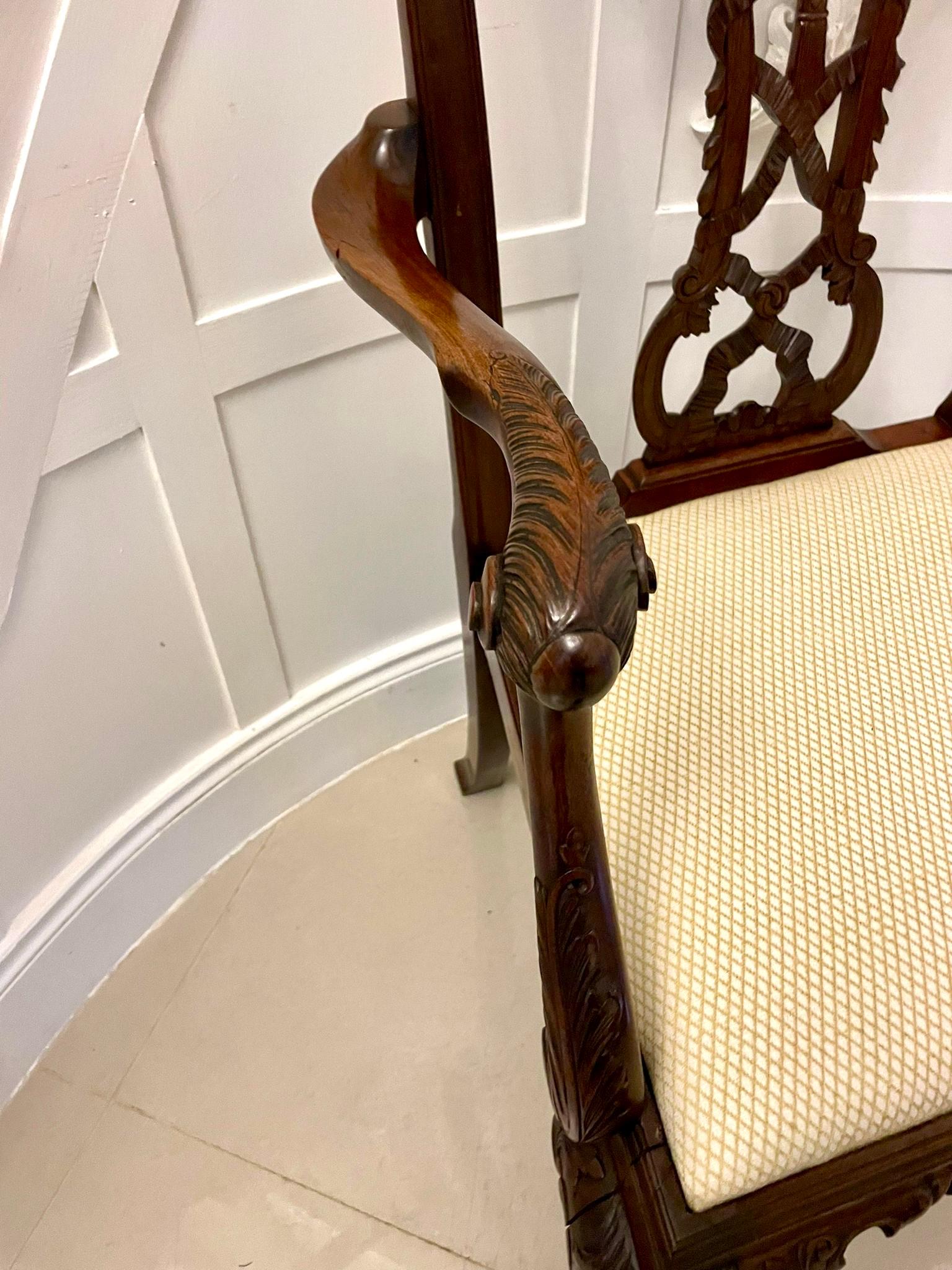 Silla de escritorio antigua victoriana de caoba tallada de calidad excepcional en venta 5