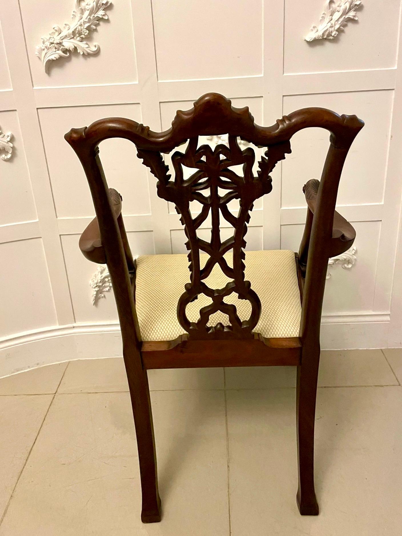 Silla de escritorio antigua victoriana de caoba tallada de excelente calidad, con respaldo de caoba tallada de excelente calidad con hojas de acanto talladas, lazos y cintas, brazos abiertos de caoba tallada con soportes tallados, asiento tapizado