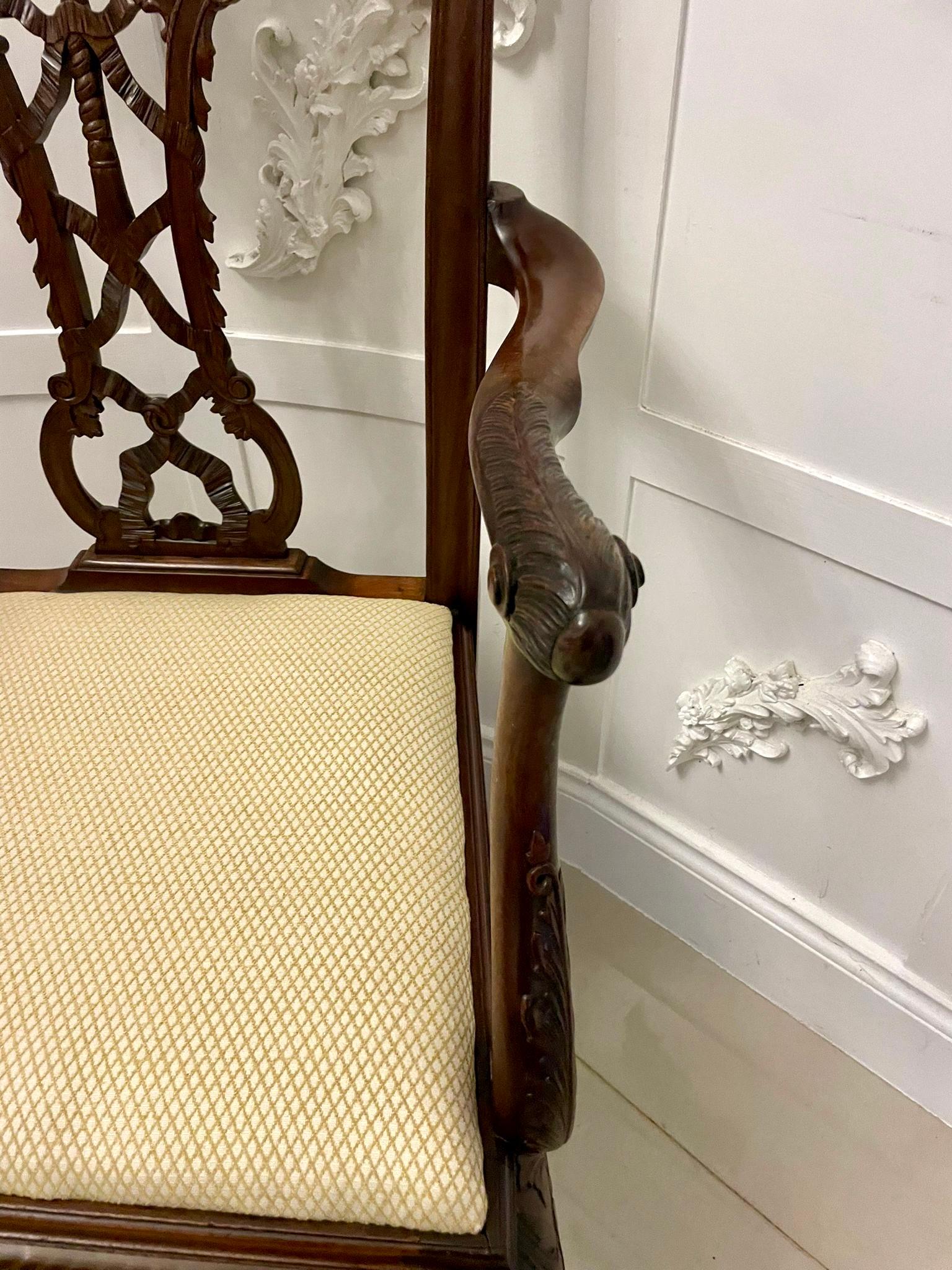 Silla de escritorio antigua victoriana de caoba tallada de calidad excepcional en venta 1