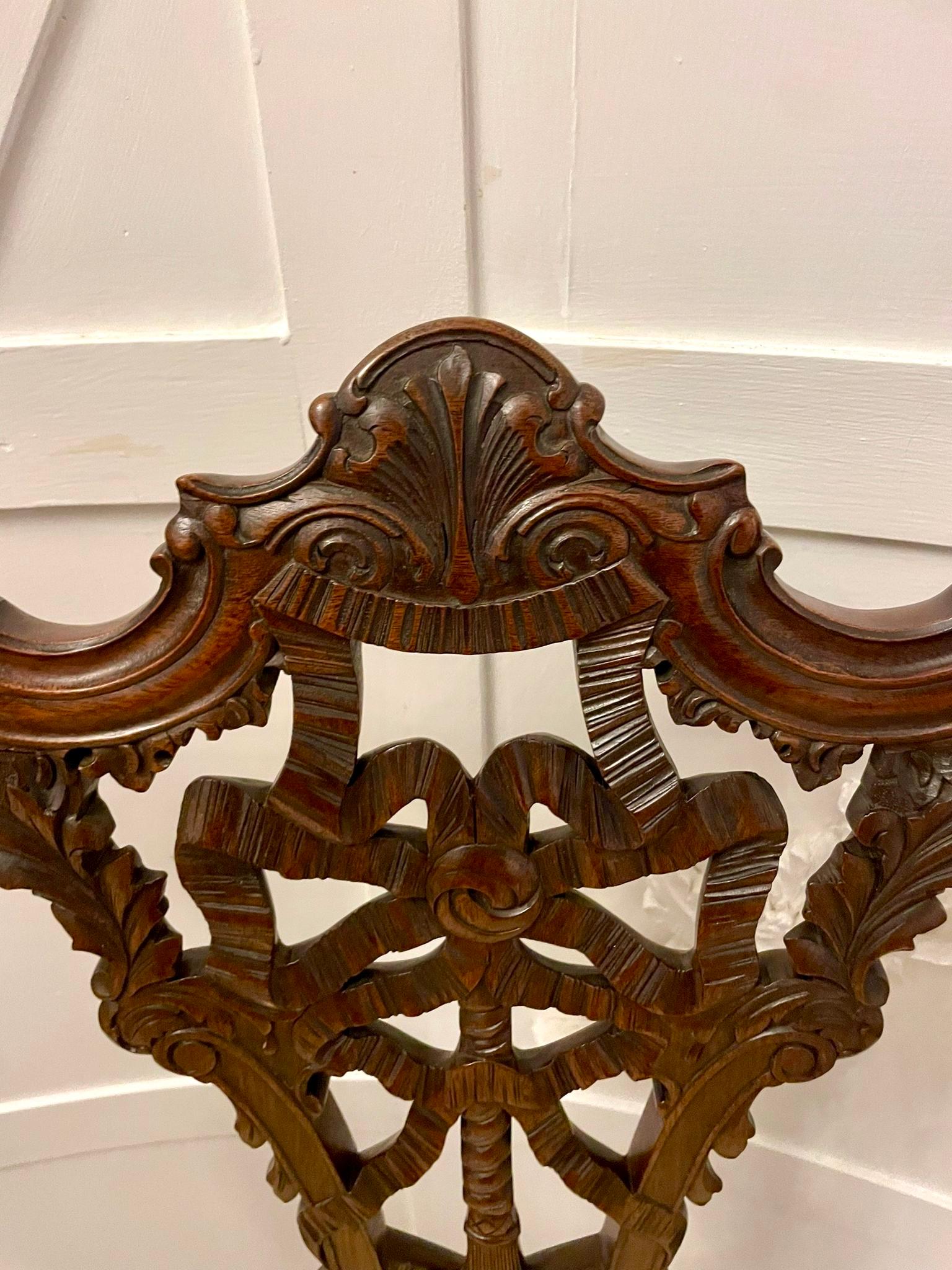 Silla de escritorio antigua victoriana de caoba tallada de calidad excepcional en venta 2