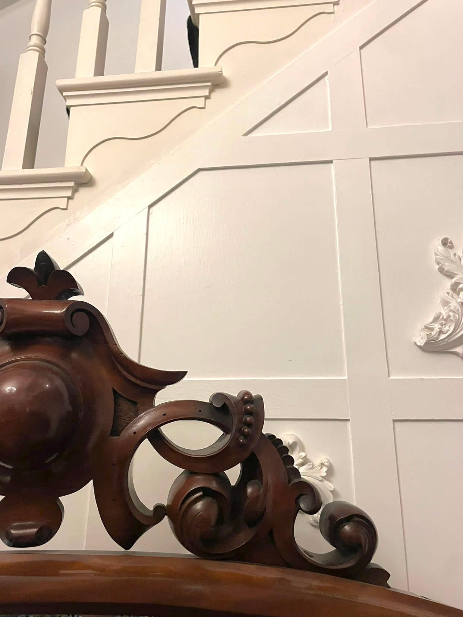 Aparador Antiguo Victoriano de Caoba Tallada de Calidad Excepcional con Respaldo de Espejo en venta 7