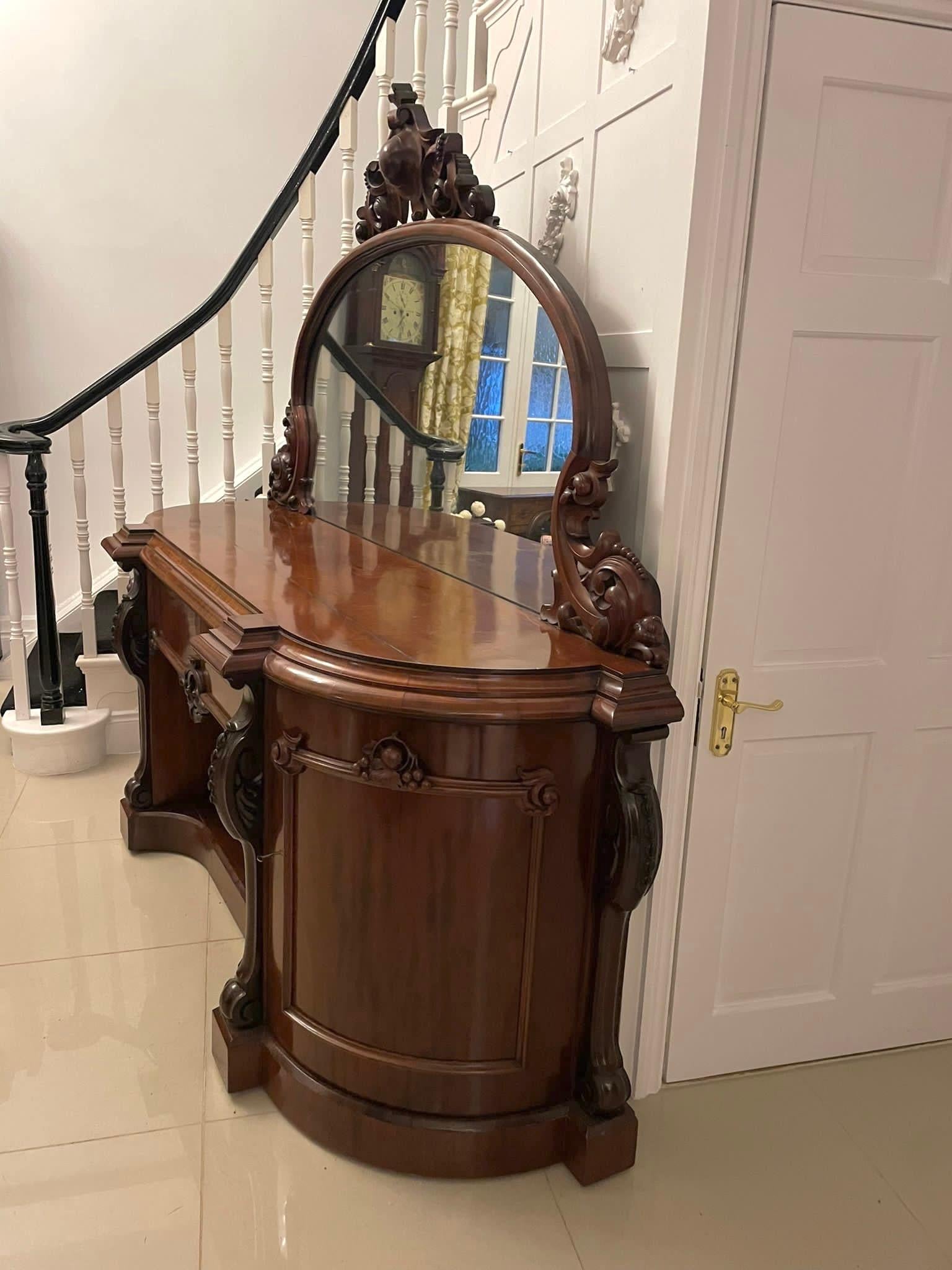 Aparador Antiguo Victoriano de Caoba Tallada de Calidad Excepcional con Respaldo de Espejo en venta 11