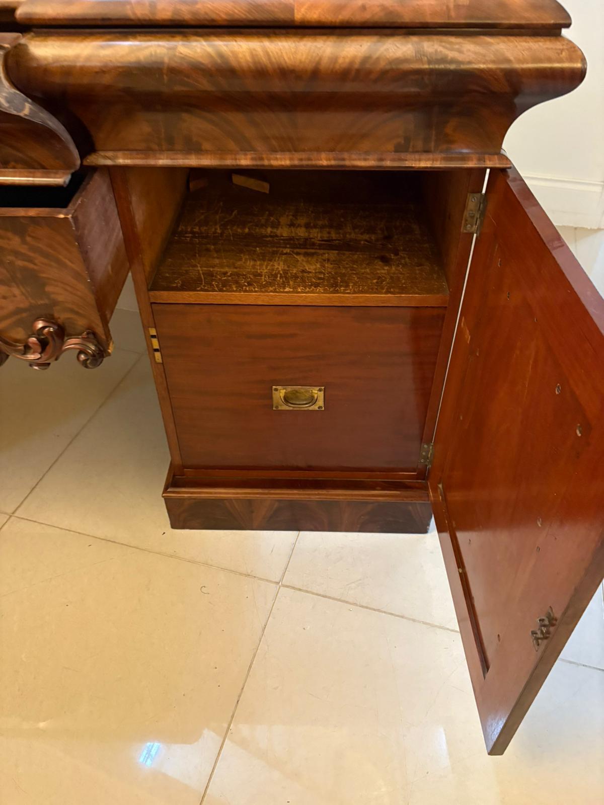 Vittoriano Outstanding Quality Antique Victorian Carved Mahogany Mirror Back Sideboard in vendita