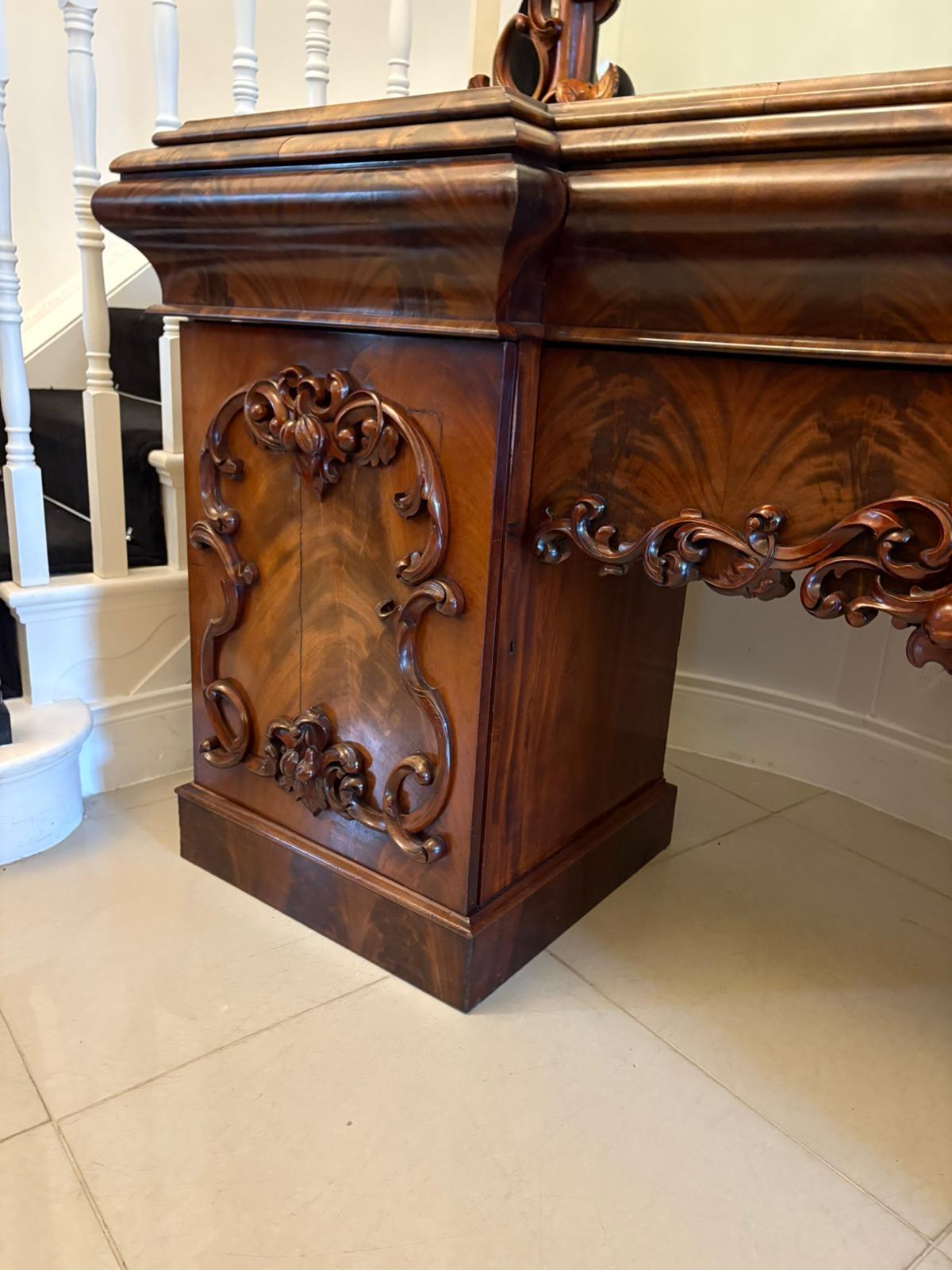 Outstanding Quality Antique Victorian Carved Mahogany Mirror Back Sideboard In condizioni buone in vendita a Suffolk, GB