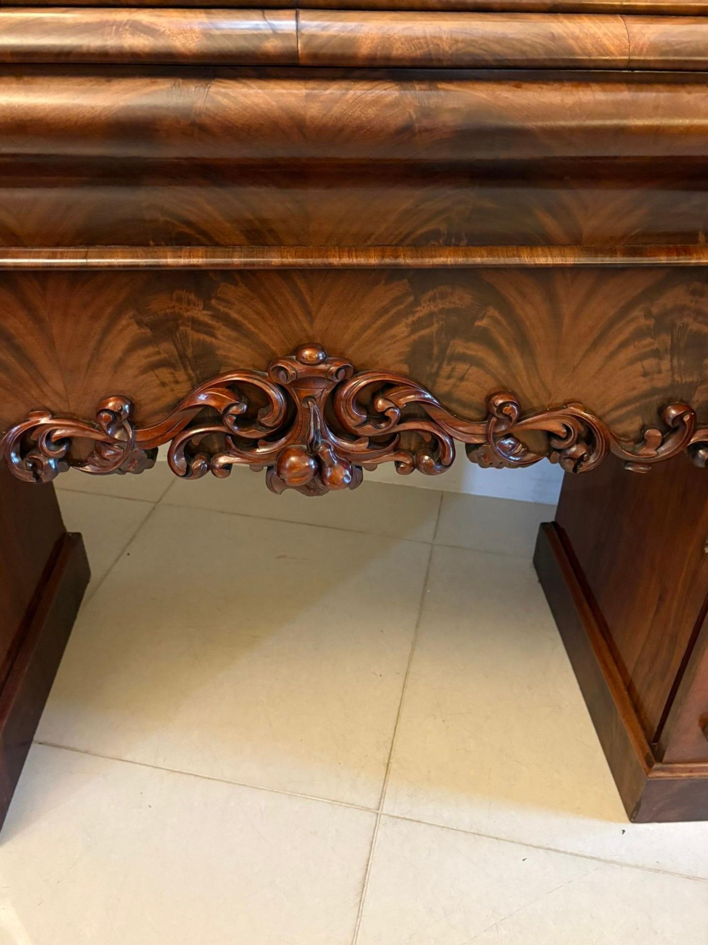 Outstanding Quality Antique Victorian Carved Mahogany Mirror Back Sideboard in vendita 1