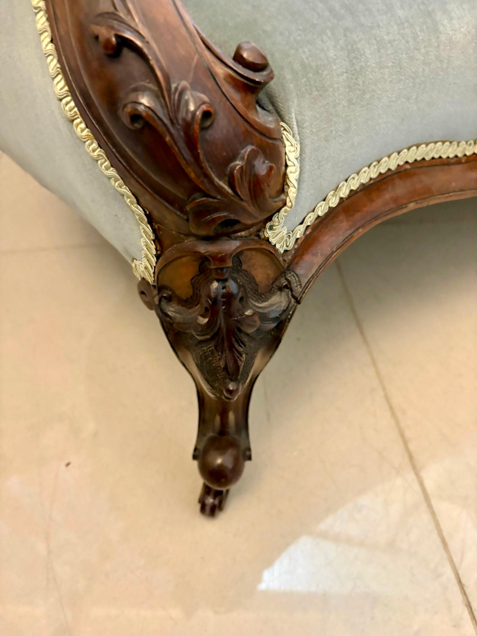Chaise longue en noyer sculpté d'époque victorienne de qualité exceptionnelle en vente 2