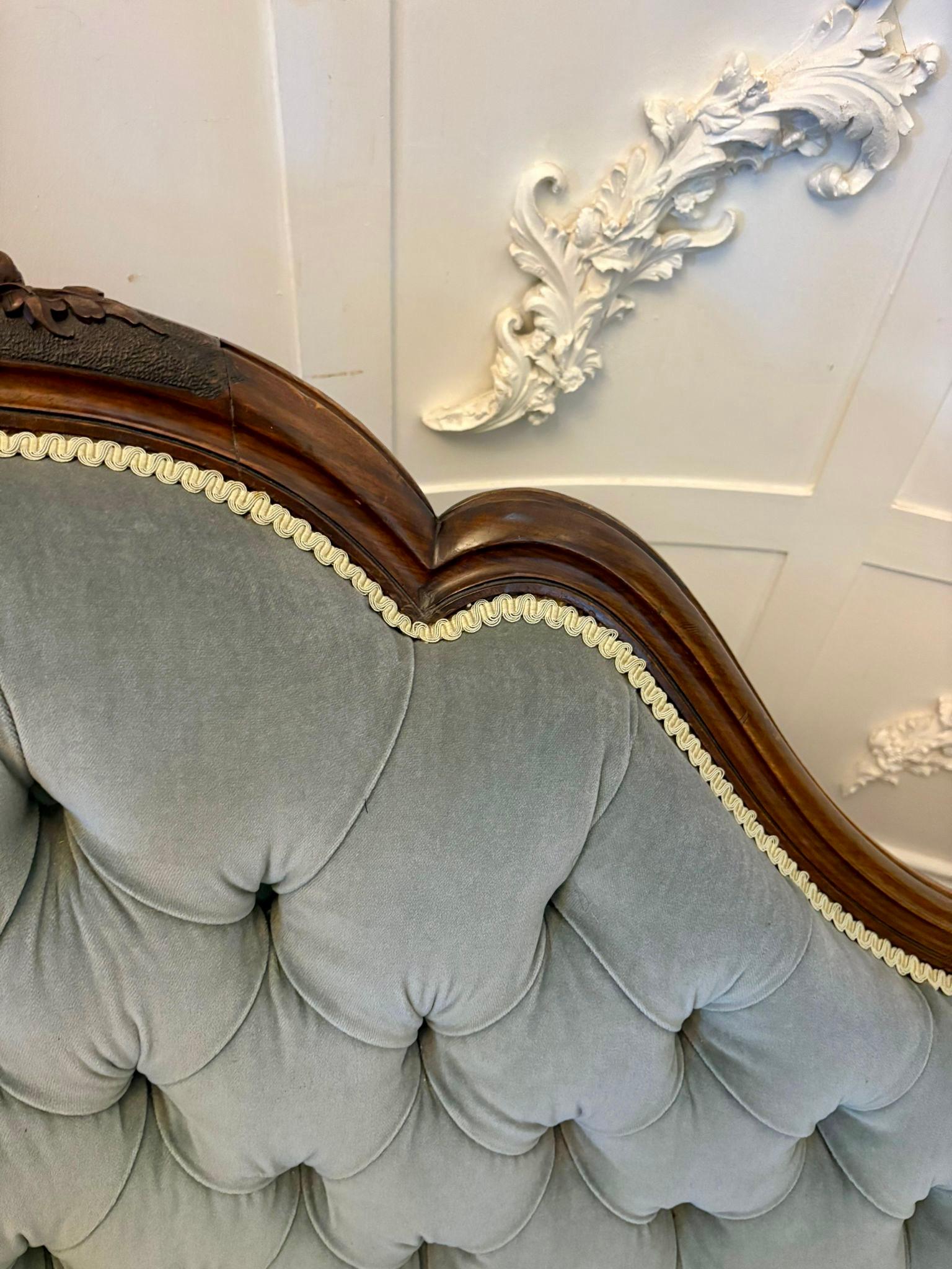 Chaise longue en noyer sculpté d'époque victorienne de qualité exceptionnelle en vente 4