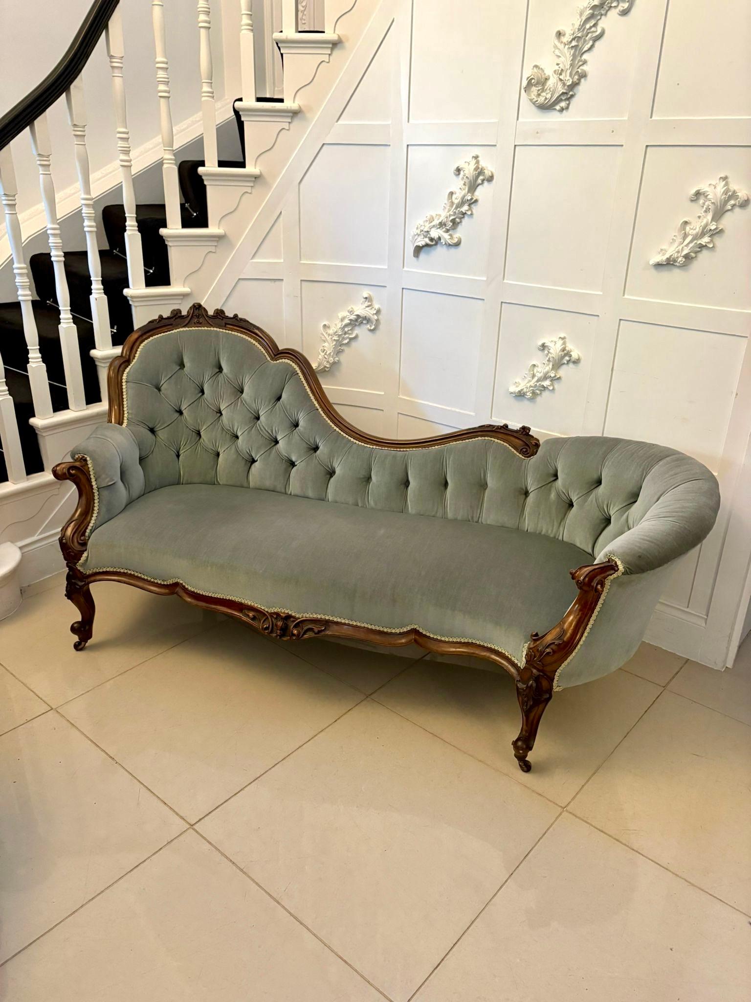 Chaise longue en noyer sculpté d'époque victorienne de qualité exceptionnelle en vente 6