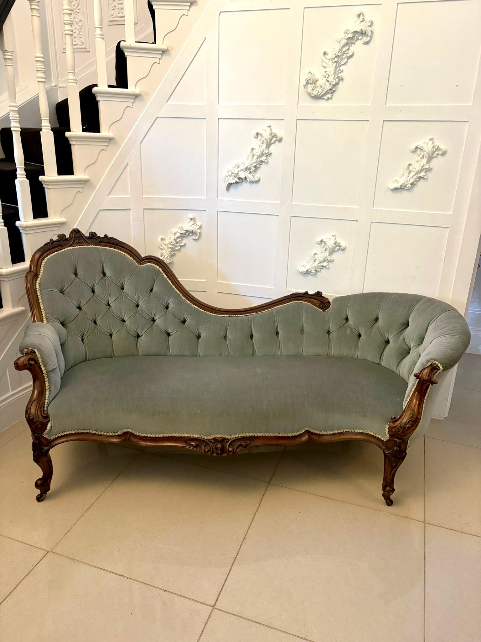 Chaise longue en noyer sculpté d'époque victorienne de qualité exceptionnelle en vente 8