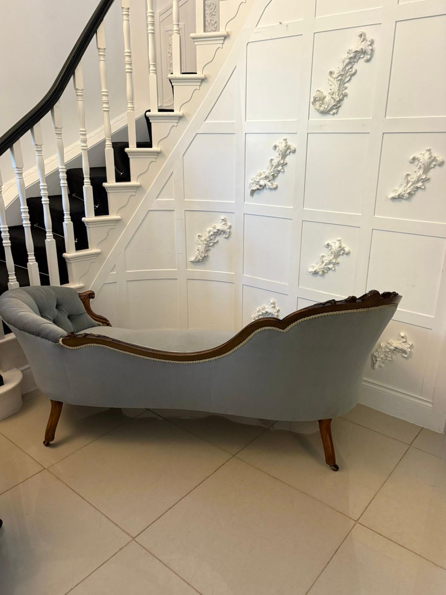 Victorien Chaise longue en noyer sculpté d'époque victorienne de qualité exceptionnelle en vente