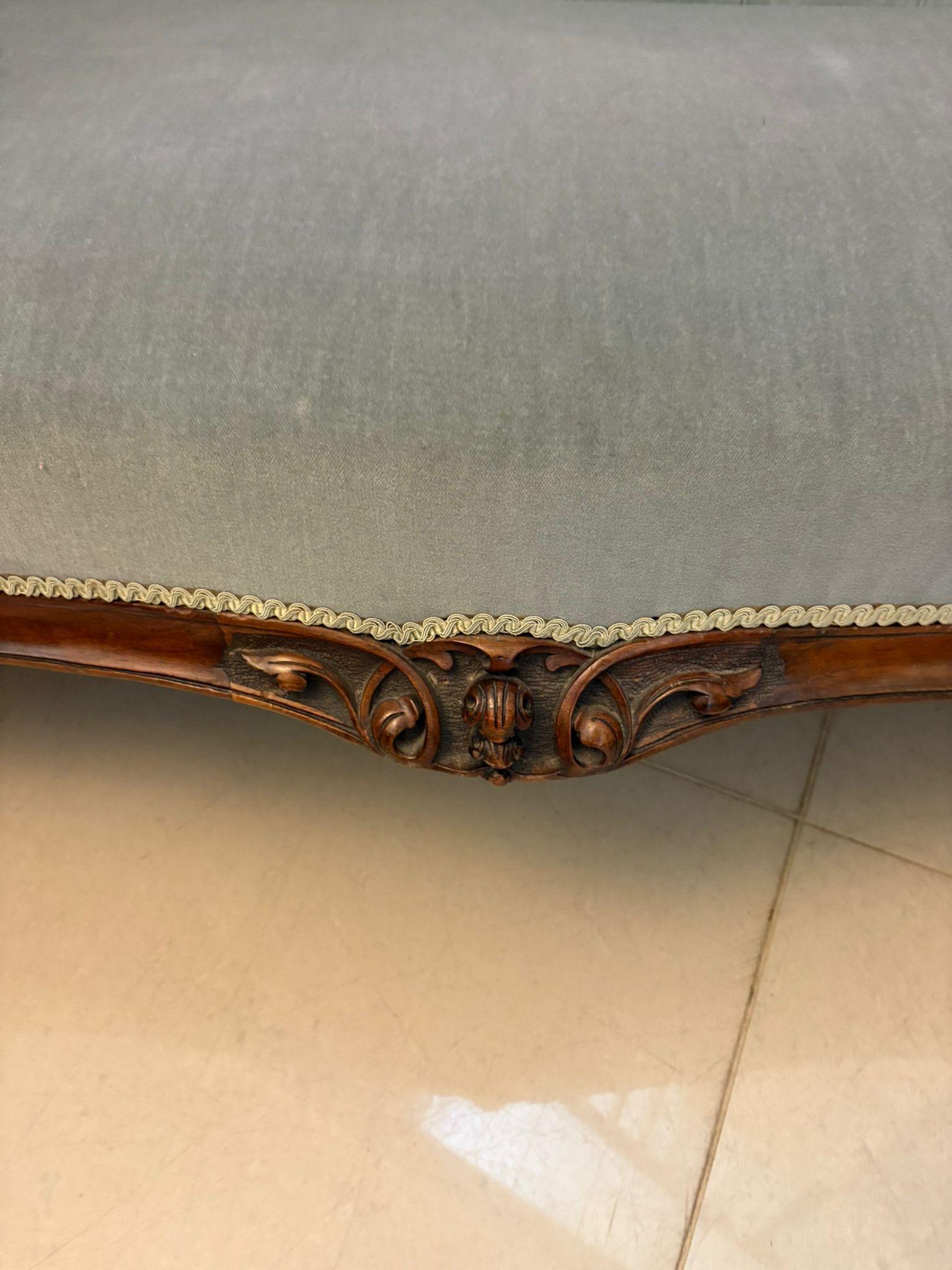 Anglais Chaise longue en noyer sculpté d'époque victorienne de qualité exceptionnelle en vente