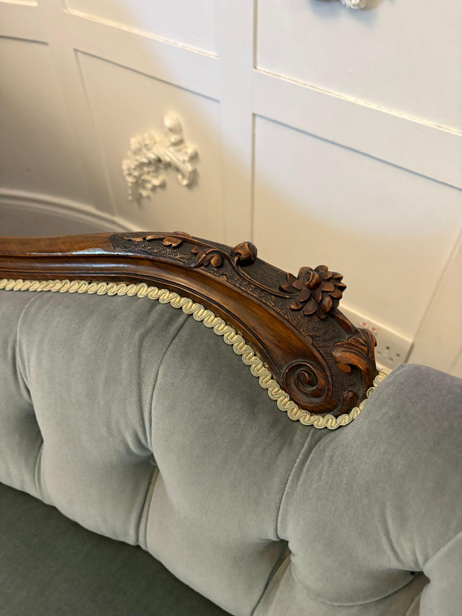 Sculpté Chaise longue en noyer sculpté d'époque victorienne de qualité exceptionnelle en vente