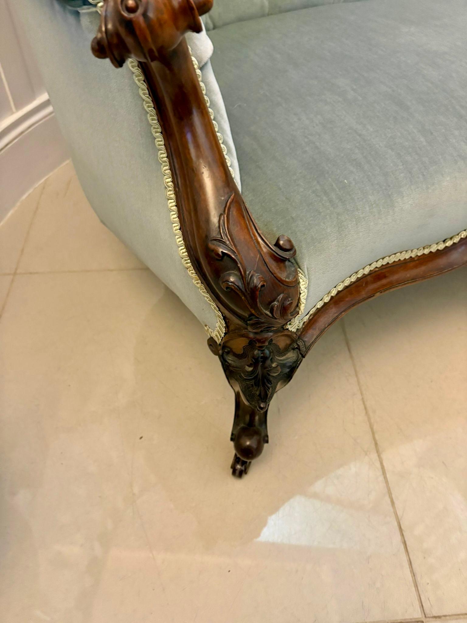 Noyer Chaise longue en noyer sculpté d'époque victorienne de qualité exceptionnelle en vente