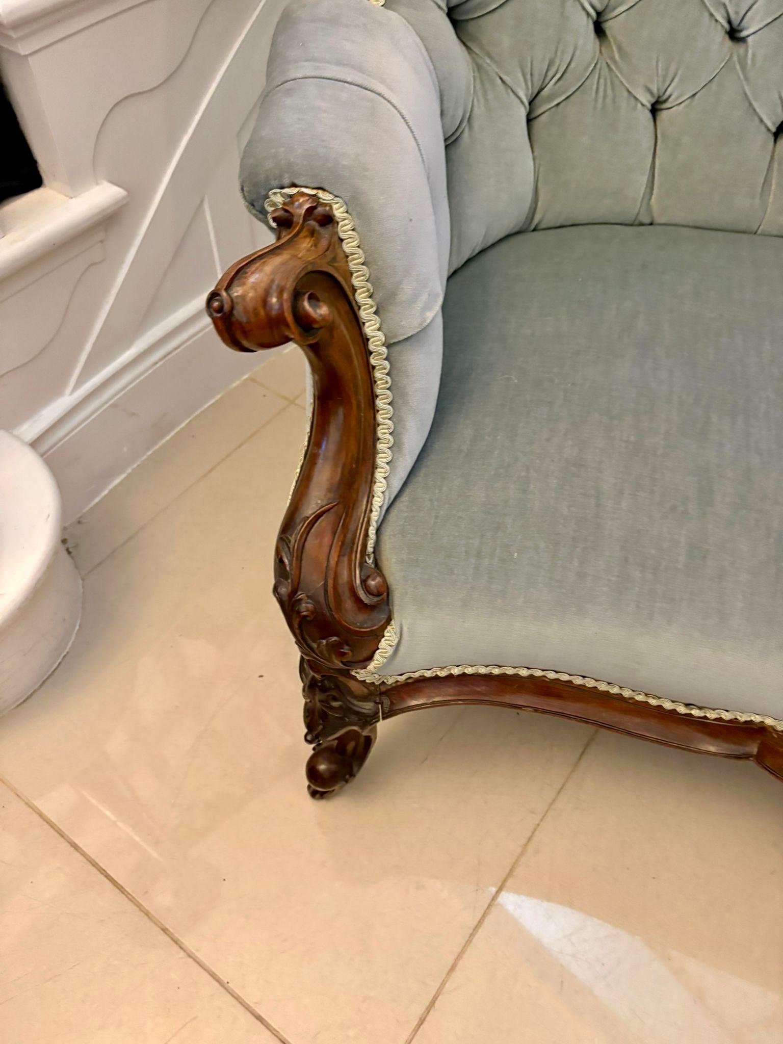 Chaise longue en noyer sculpté d'époque victorienne de qualité exceptionnelle en vente 1