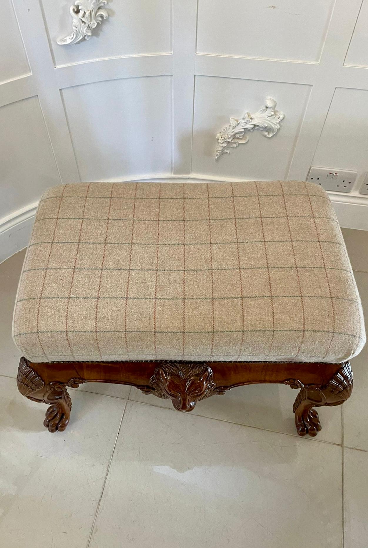 Victorien Tabouret autoportant en noyer sculpté de style victorien de qualité exceptionnelle en vente