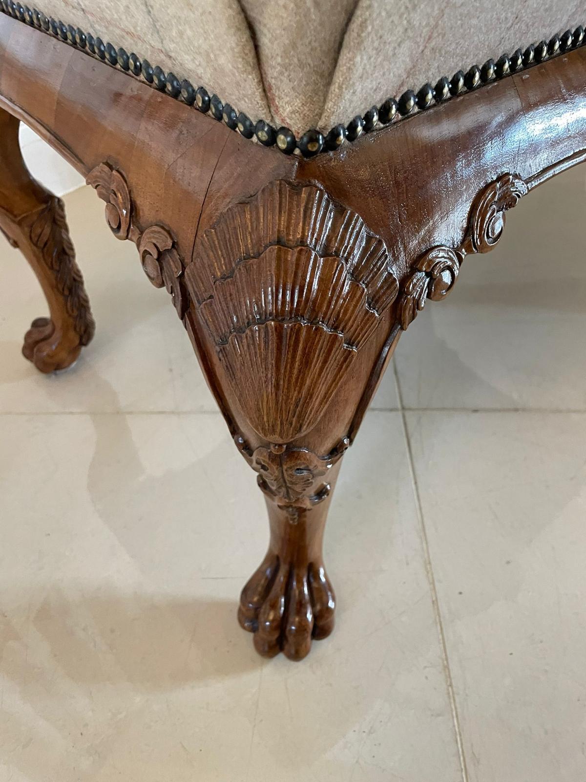 Noyer Tabouret autoportant en noyer sculpté de style victorien de qualité exceptionnelle en vente