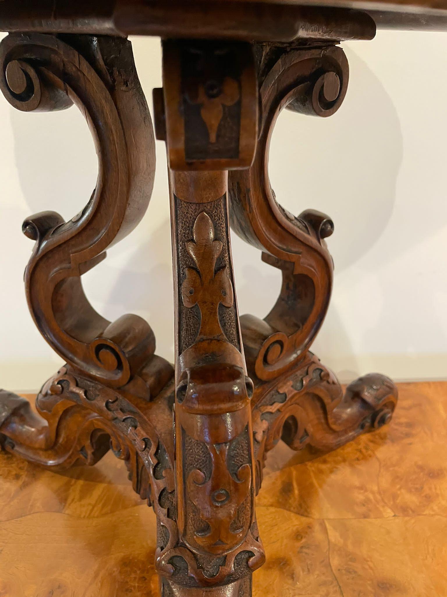 Antiker viktorianischer geschnitzter Nussbaumhocker von herausragender Qualität im Angebot 9