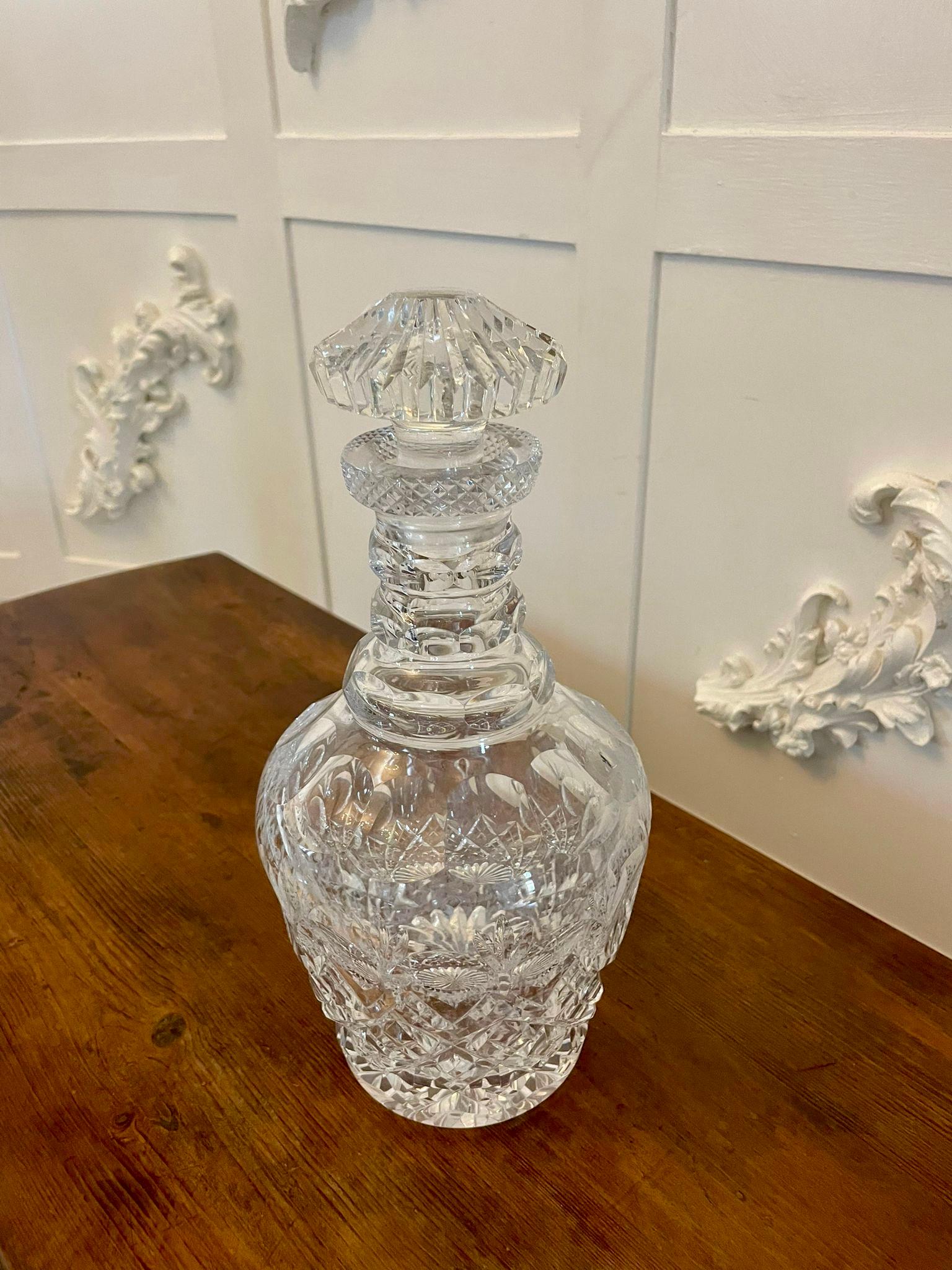 Decantador victoriano antiguo de cristal tallado de calidad excepcional con el tapón original 

Perfecto estado original

Dimensiones:
Altura 27.5cm 
Anchura 13 cm 
Profundidad 13 cm

Fechado en 1850
