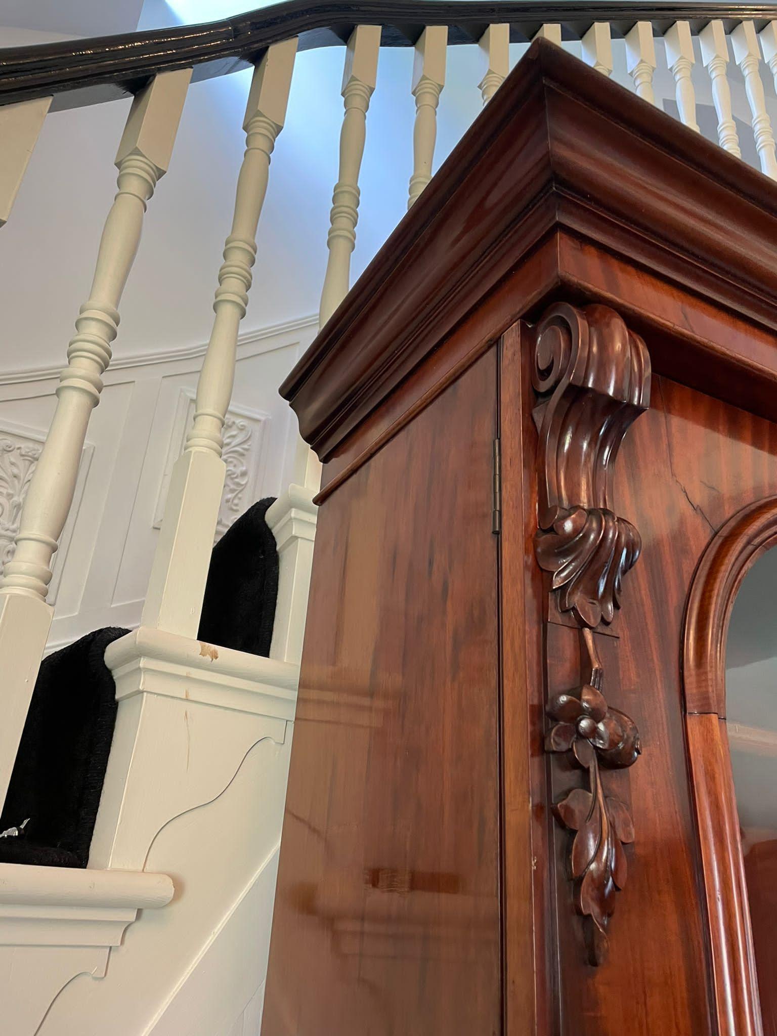 Bibliothèque d'armoire victorienne d'antiquités de qualité exceptionnelle en acajou émaillé figuré en vente 8